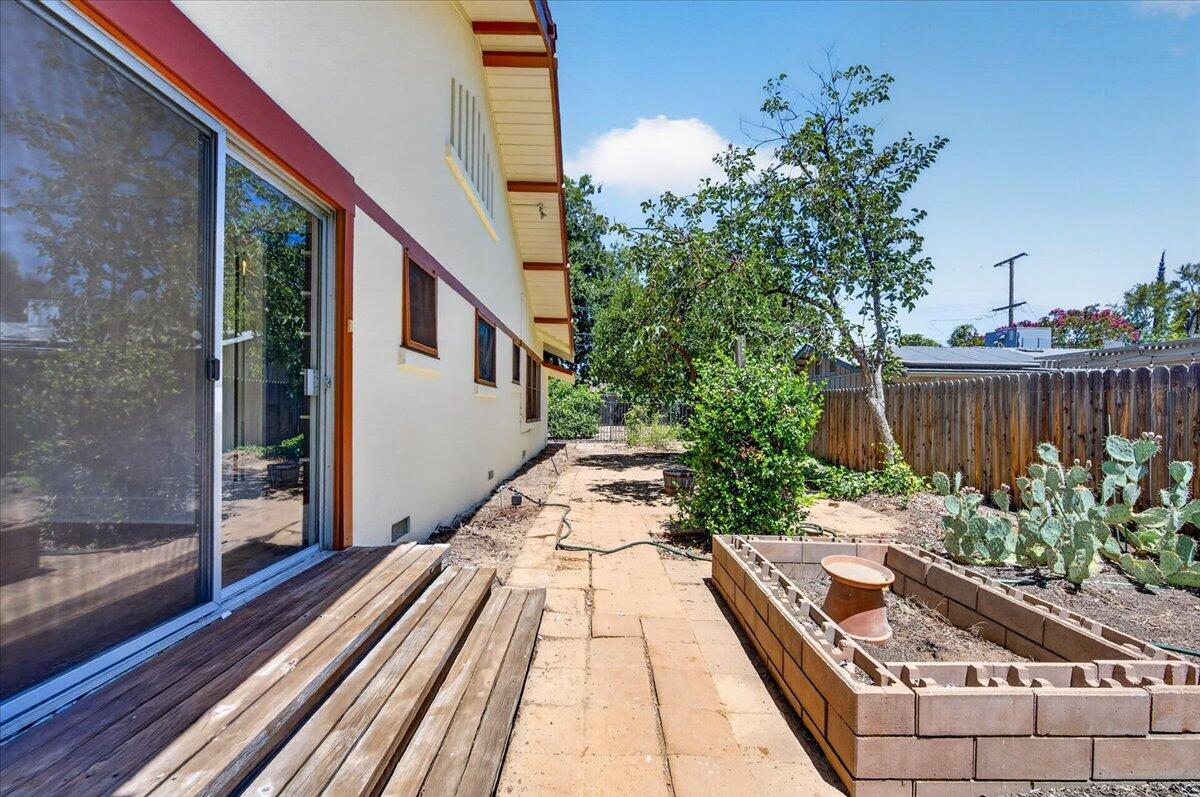 641 E Yale Ave, Fresno, CA 93704