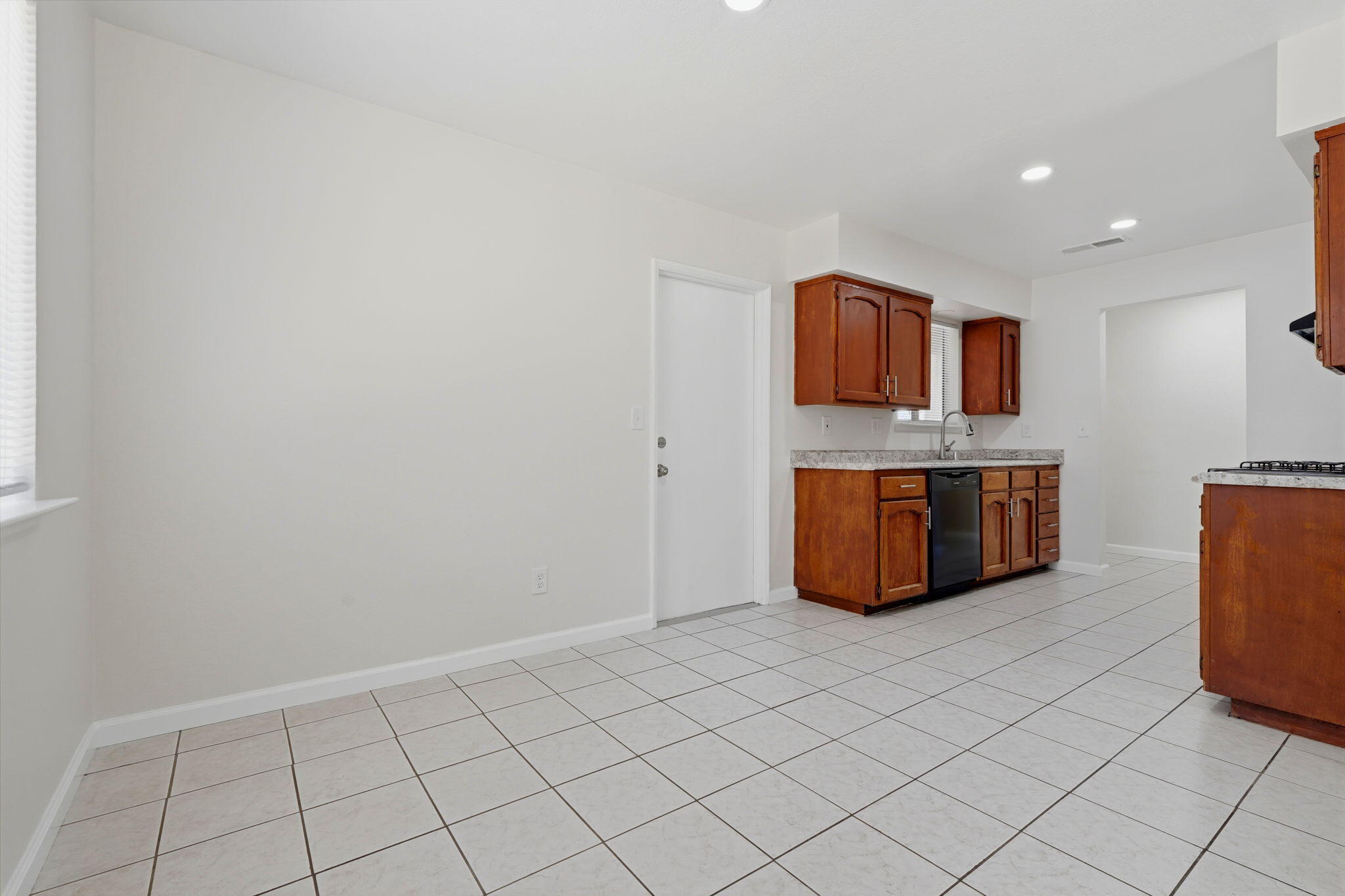 661 Sandy Ave, Farmersville, CA 93223