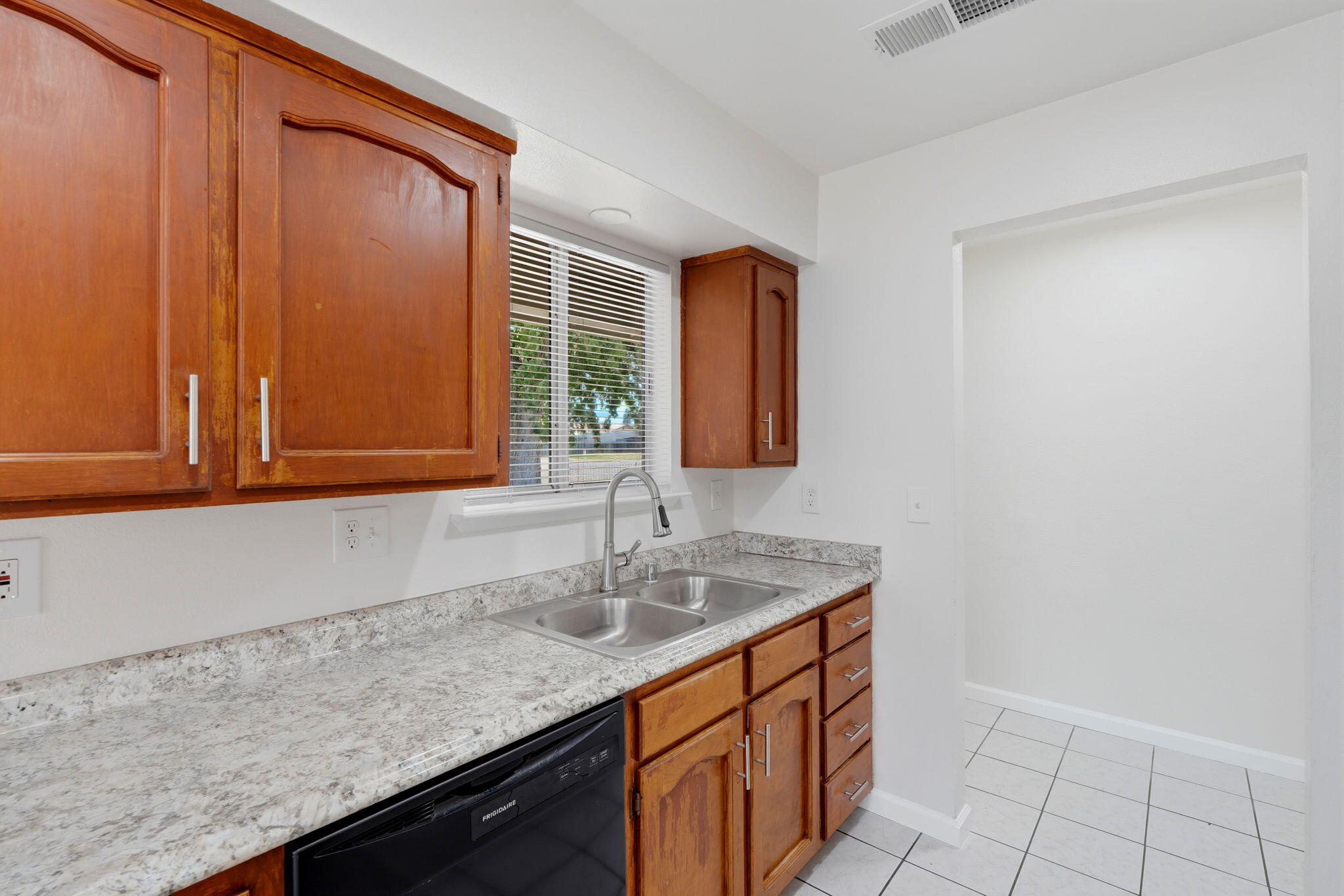 661 Sandy Ave, Farmersville, CA 93223