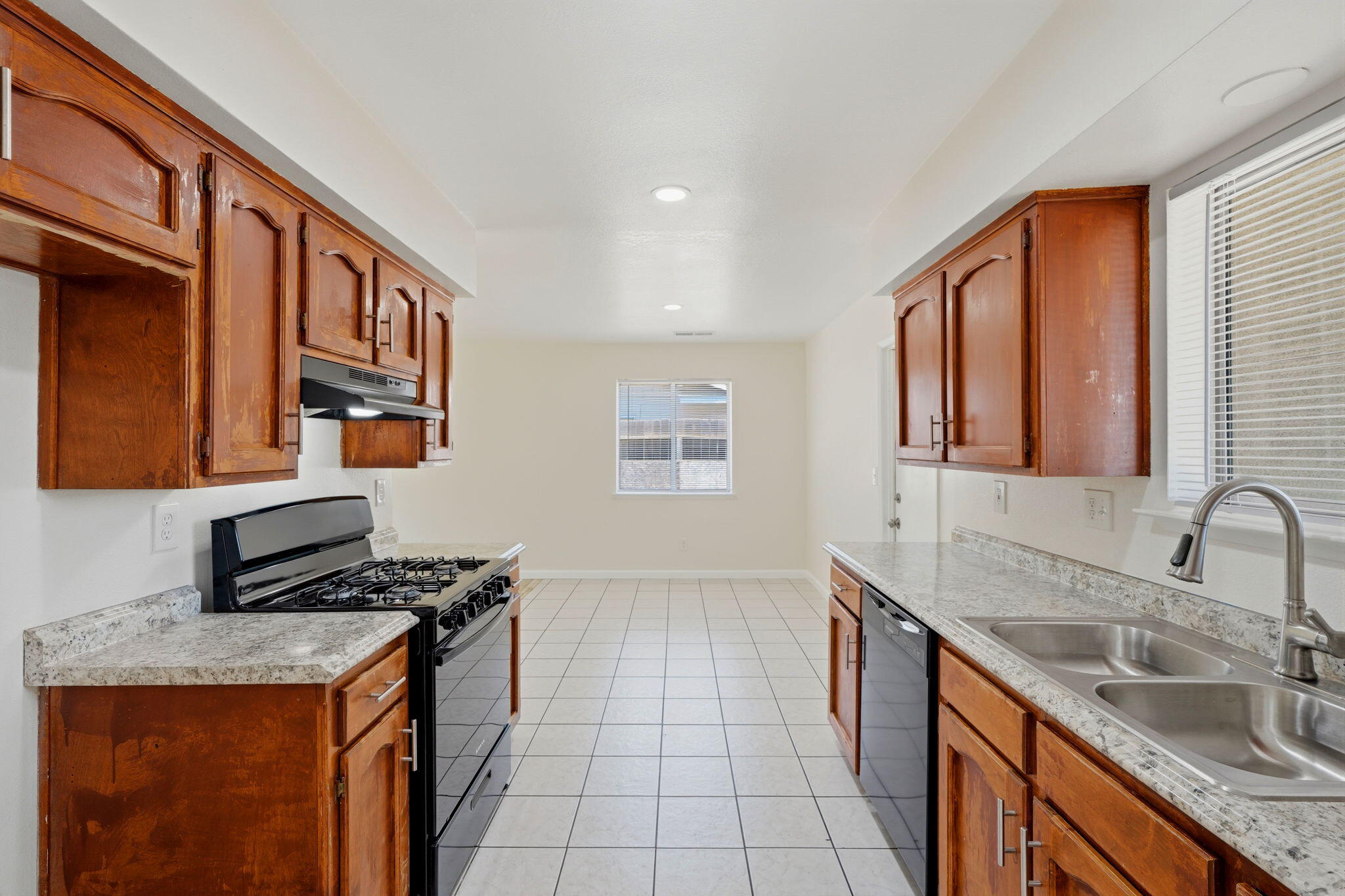 661 Sandy Ave, Farmersville, CA 93223