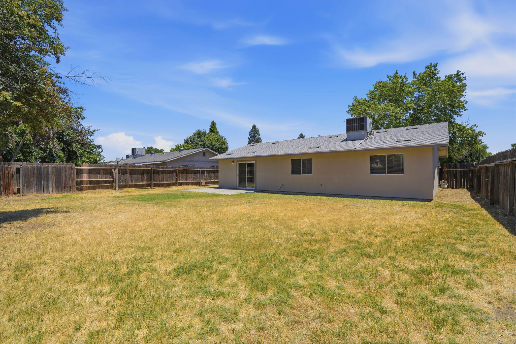 661 Sandy Ave, Farmersville, CA 93223