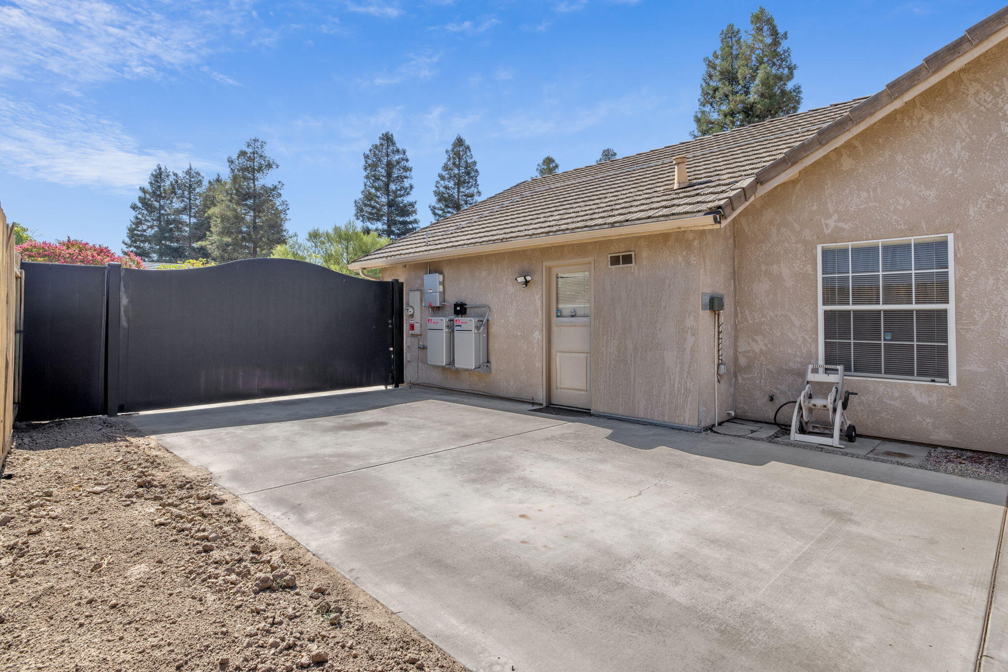 3939 S Vickie Ct, Visalia, CA 93277