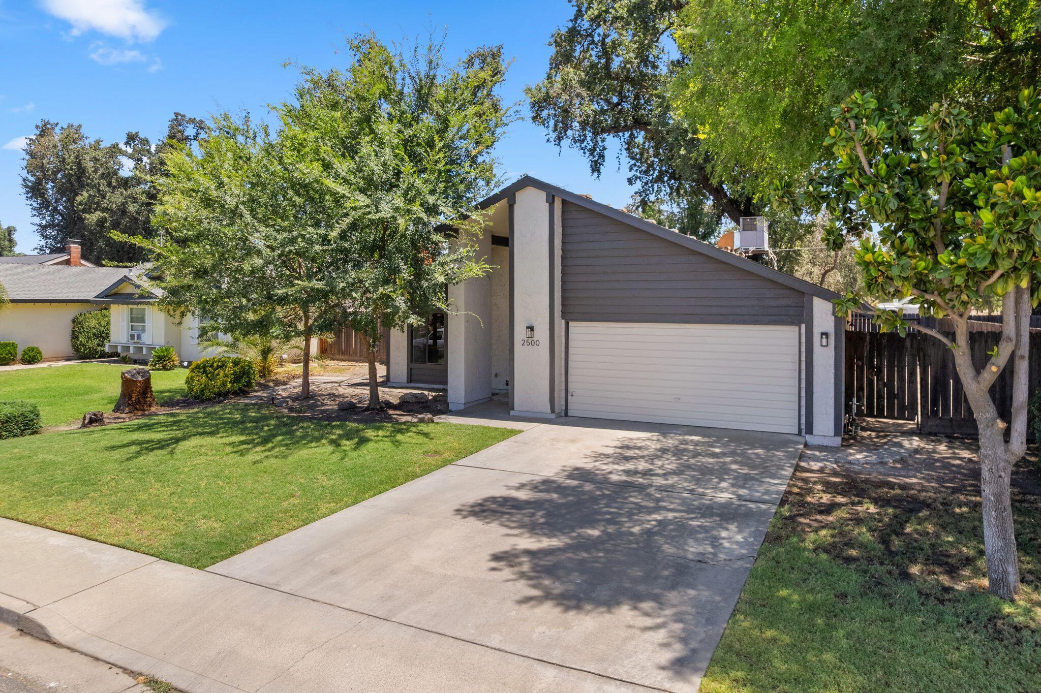 2500 N Charter Oak Ct, Visalia, CA 93292
