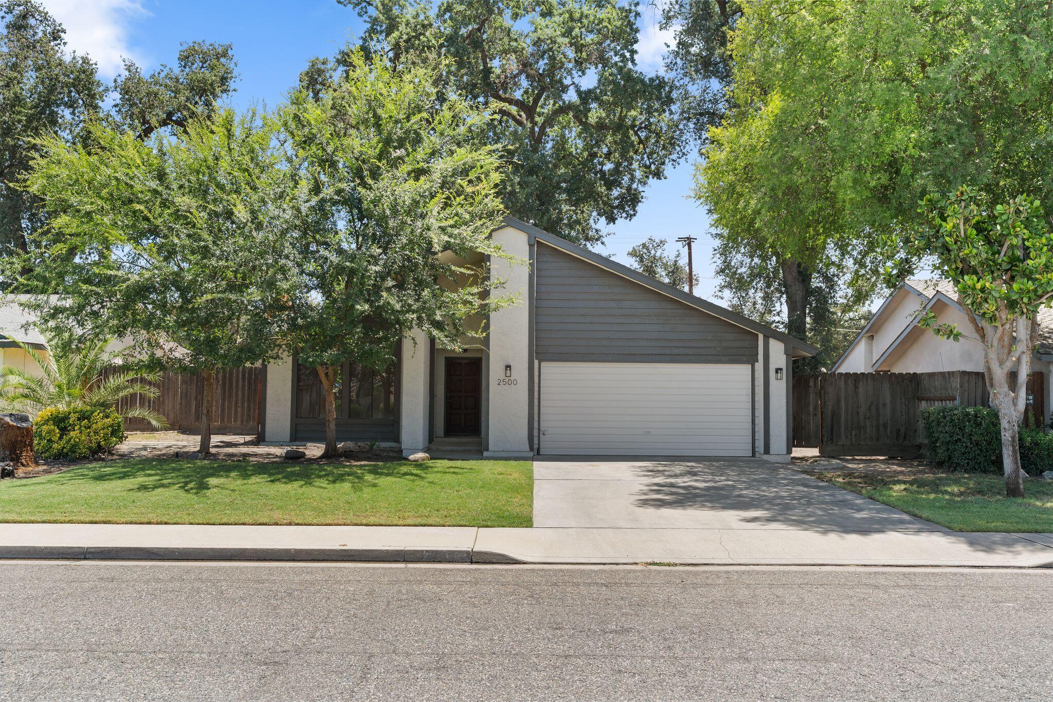 2500 N Charter Oak Ct, Visalia, CA 93292