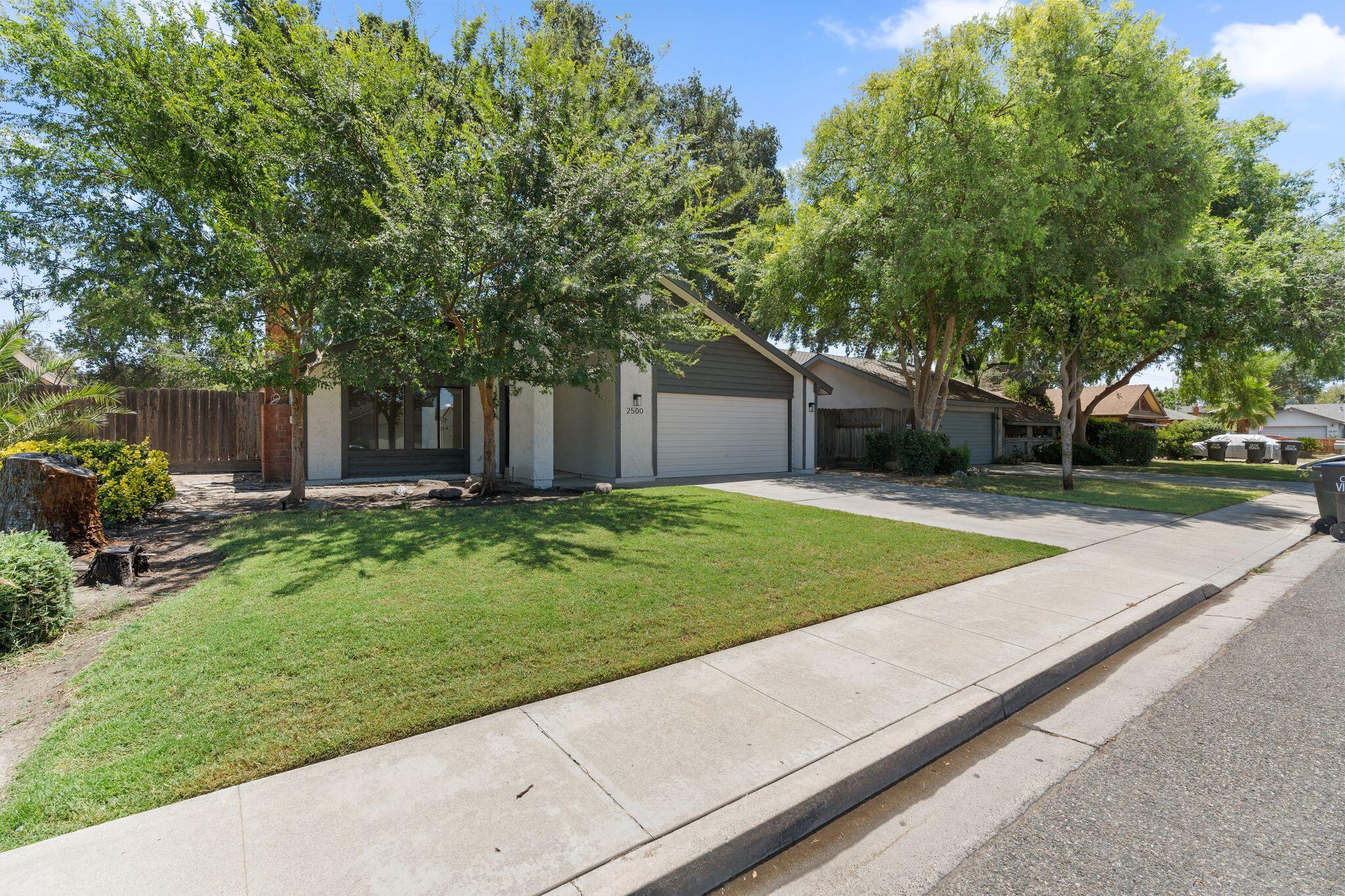 2500 N Charter Oak Ct, Visalia, CA 93292