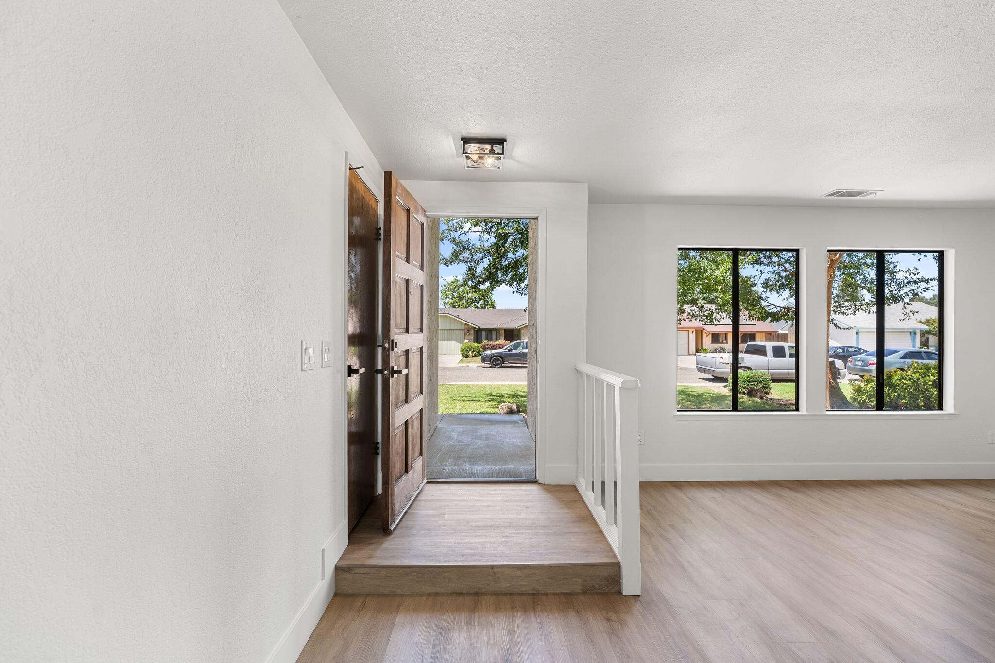2500 N Charter Oak Ct, Visalia, CA 93292