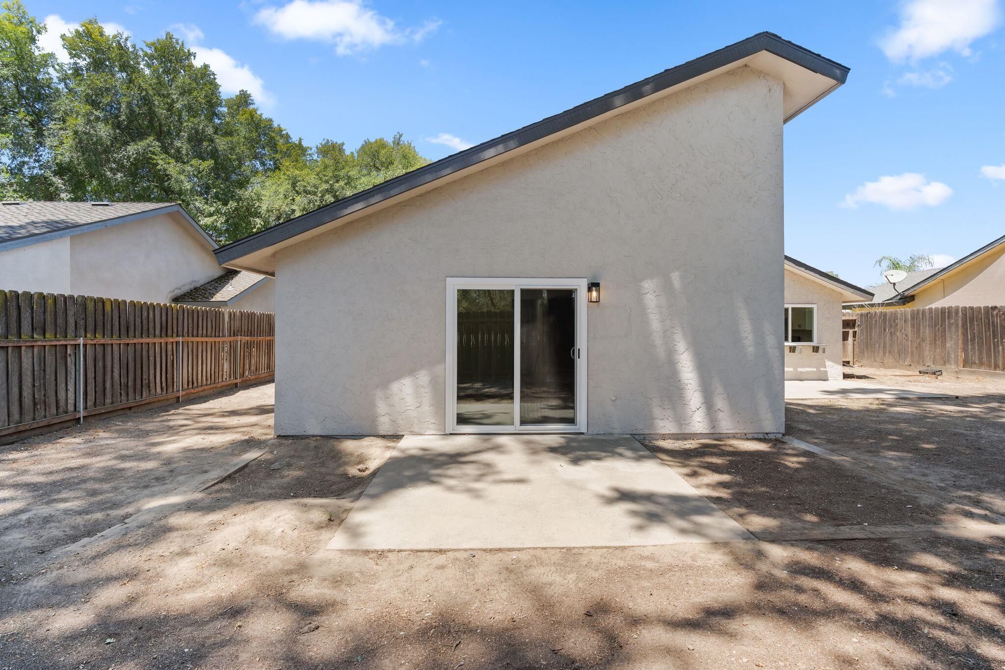 2500 N Charter Oak Ct, Visalia, CA 93292