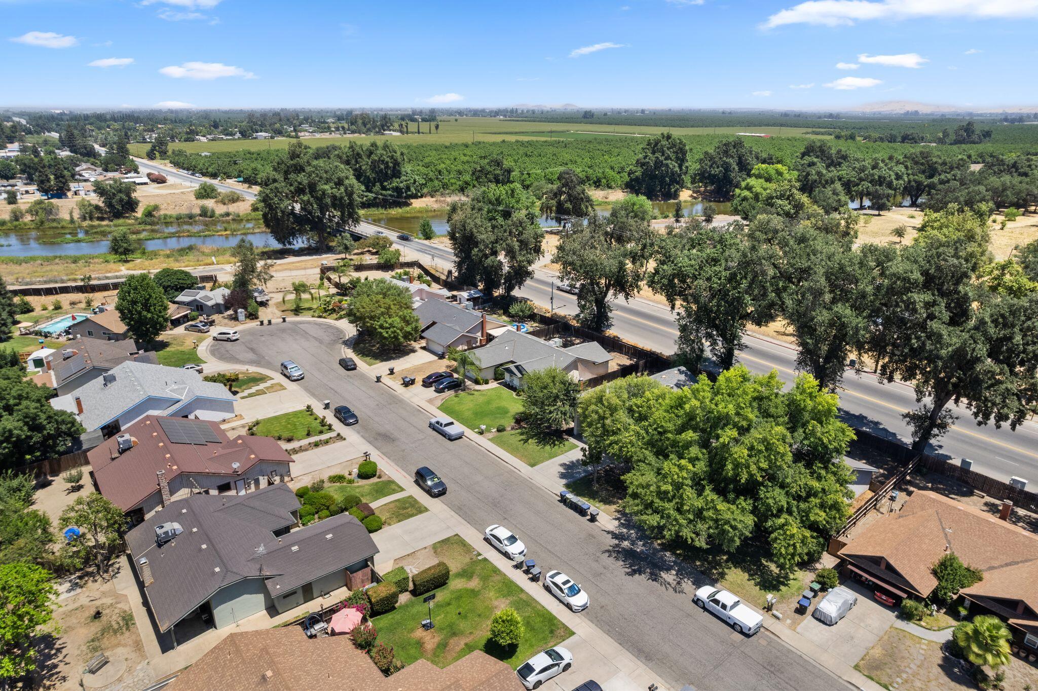 2500 N Charter Oak Ct, Visalia, CA 93292