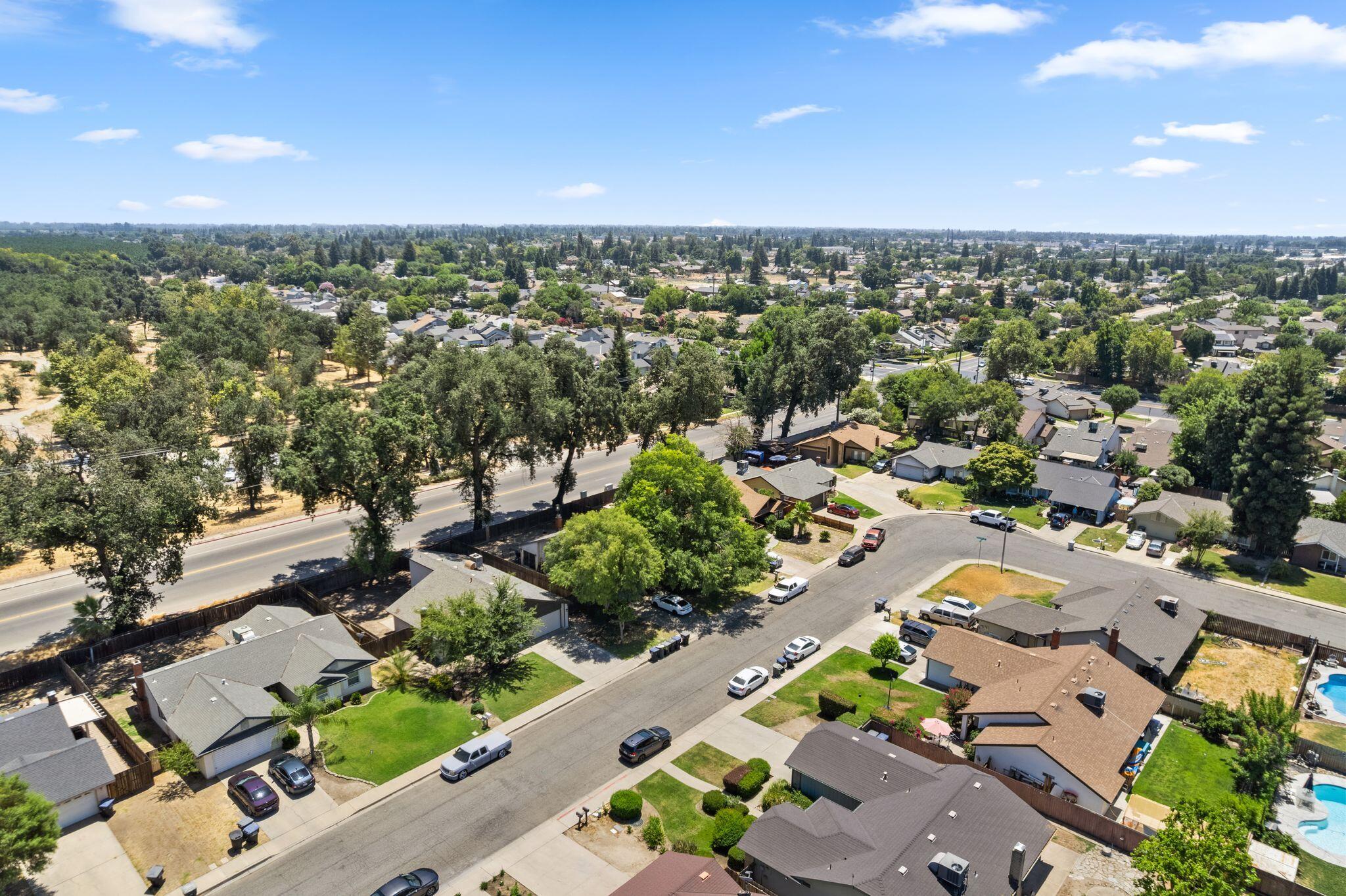 2500 N Charter Oak Ct, Visalia, CA 93292