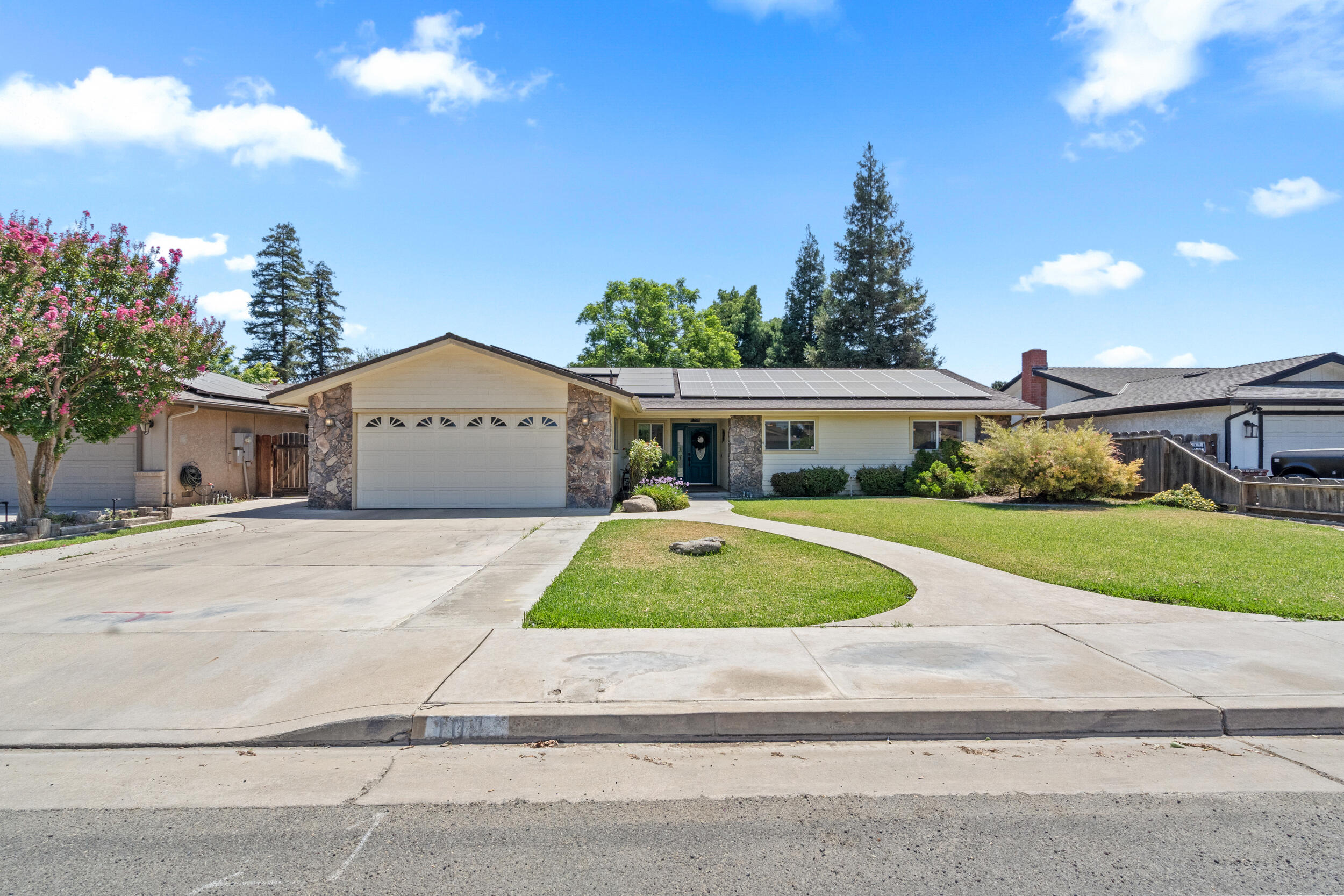 1096 N Beverly St, Porterville, CA 93257