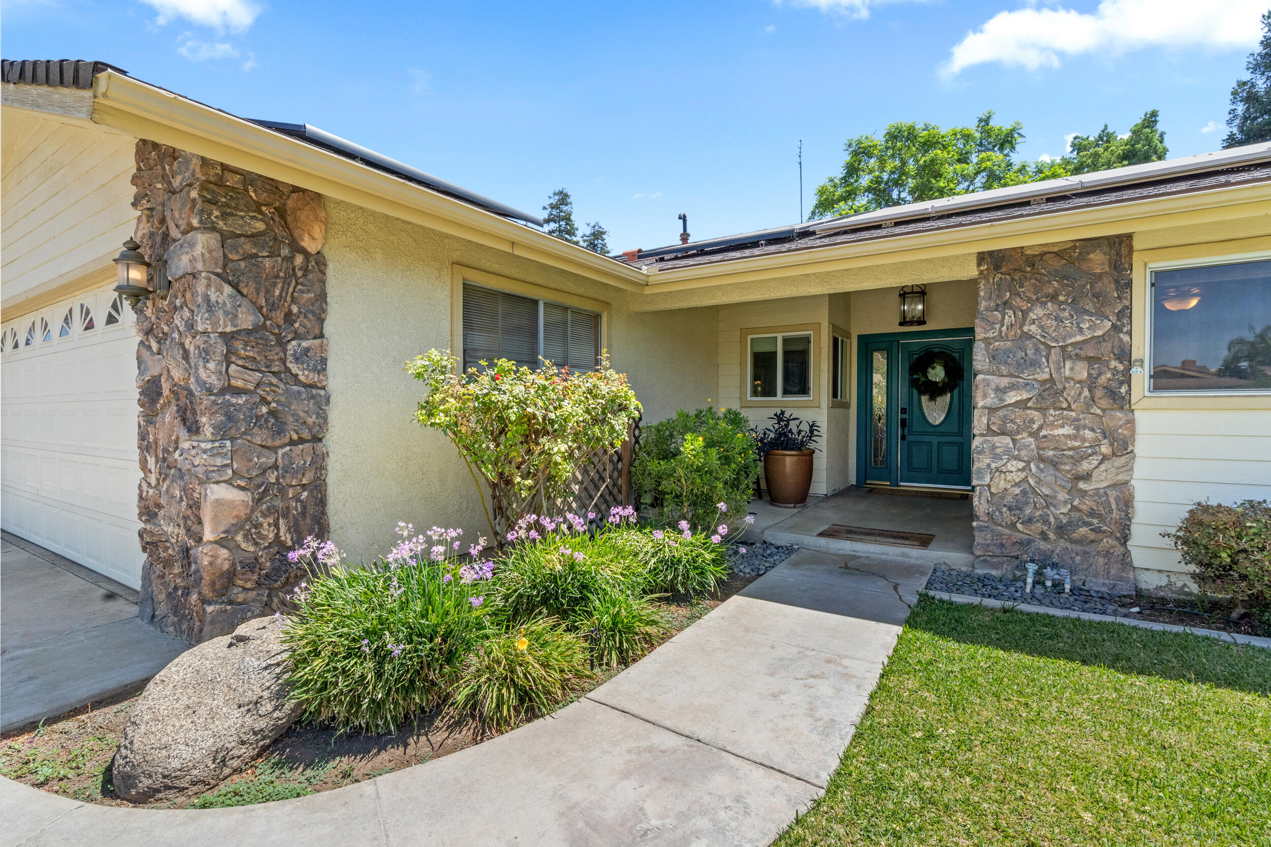 1096 N Beverly St, Porterville, CA 93257