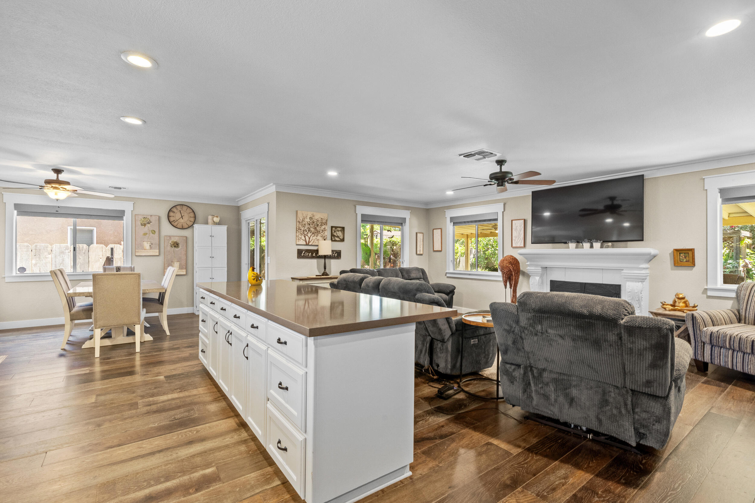 1096 N Beverly St, Porterville, CA 93257