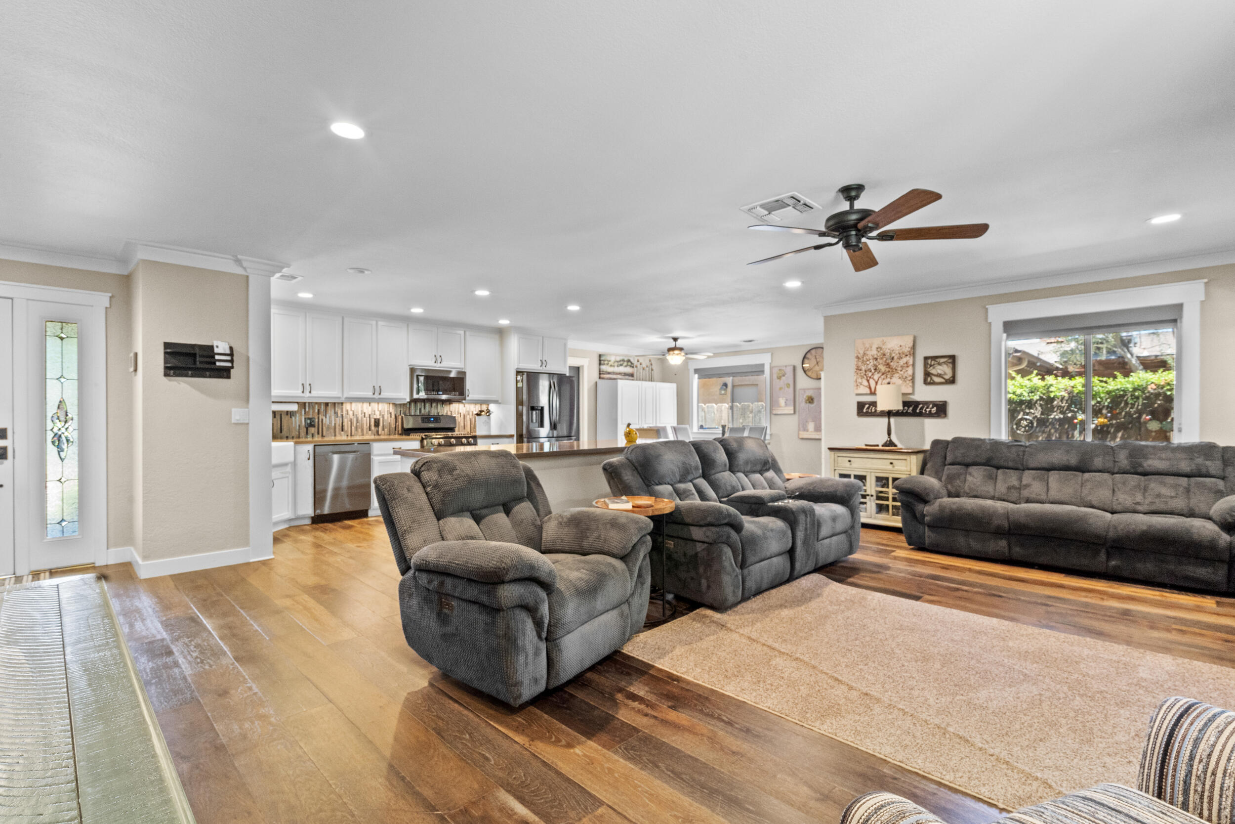 1096 N Beverly St, Porterville, CA 93257