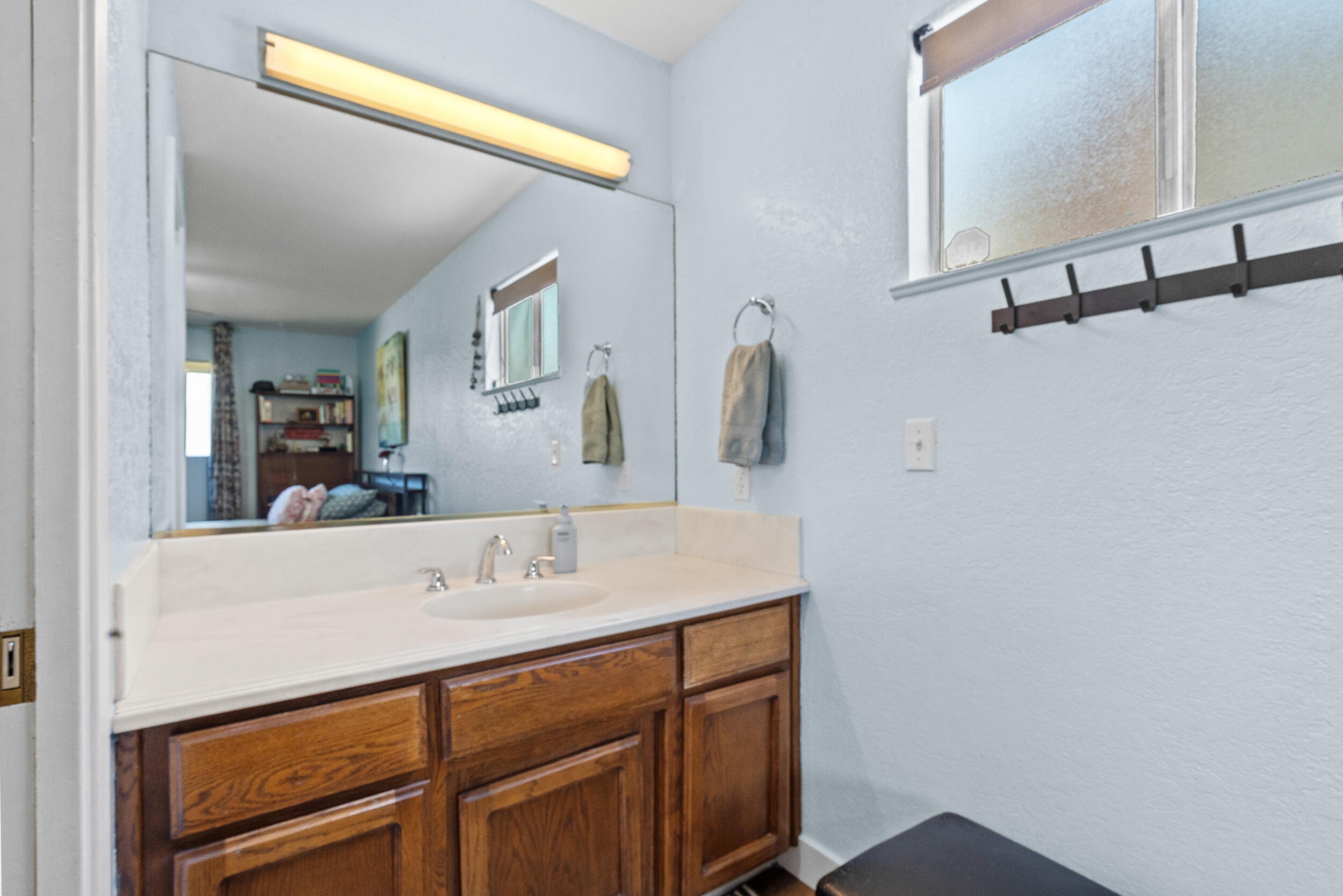 1096 N Beverly St, Porterville, CA 93257