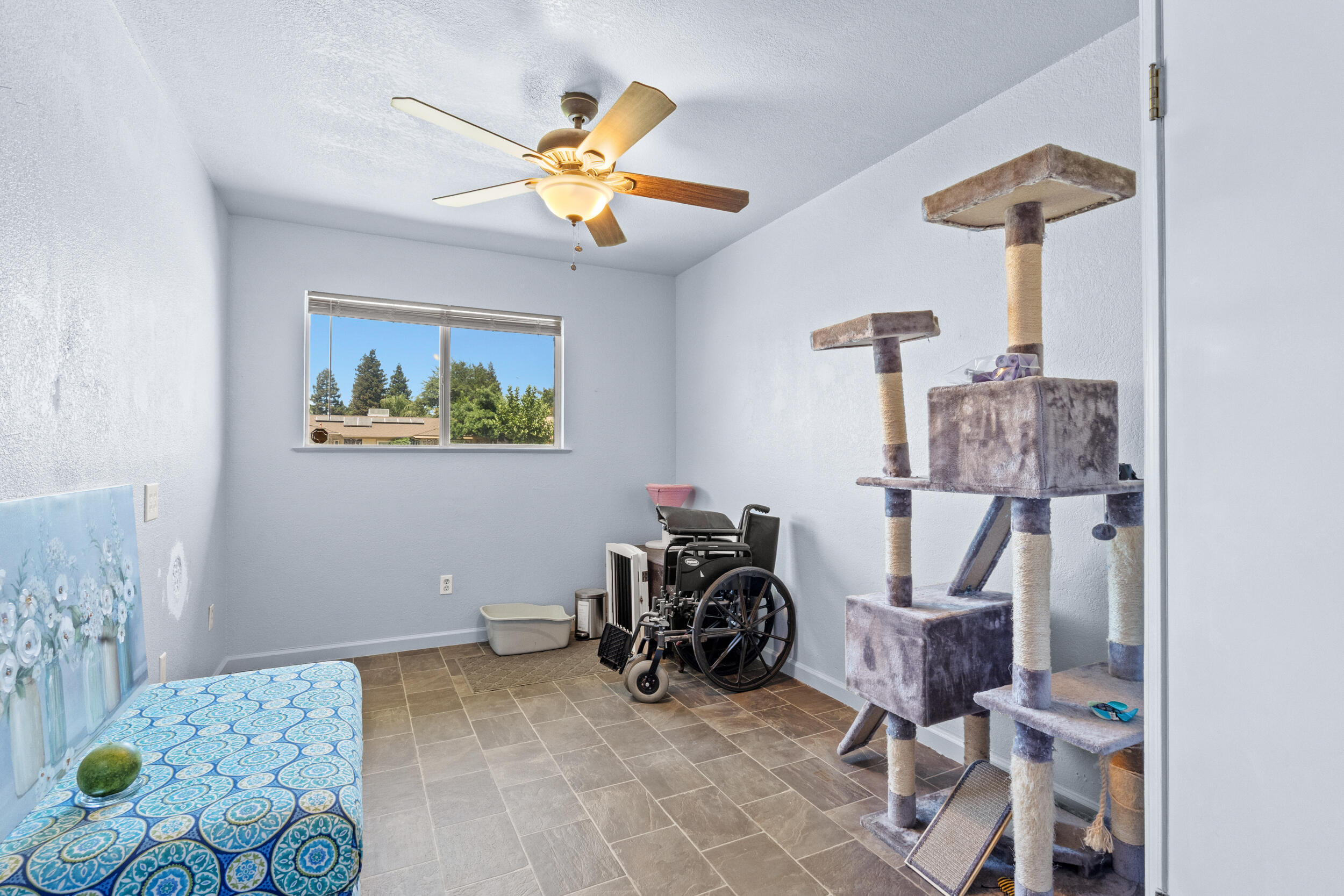 1096 N Beverly St, Porterville, CA 93257