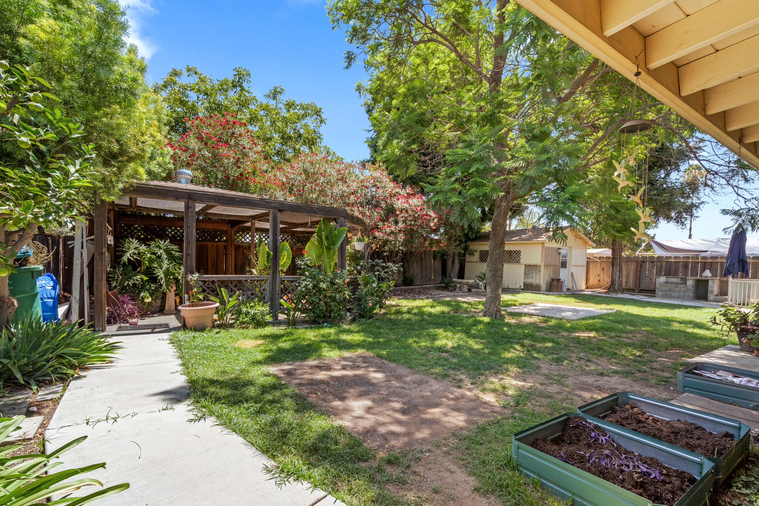1096 N Beverly St, Porterville, CA 93257