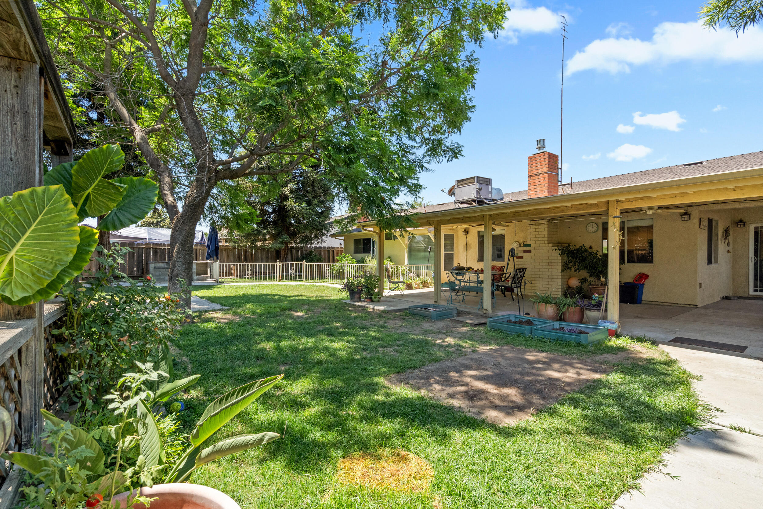 1096 N Beverly St, Porterville, CA 93257
