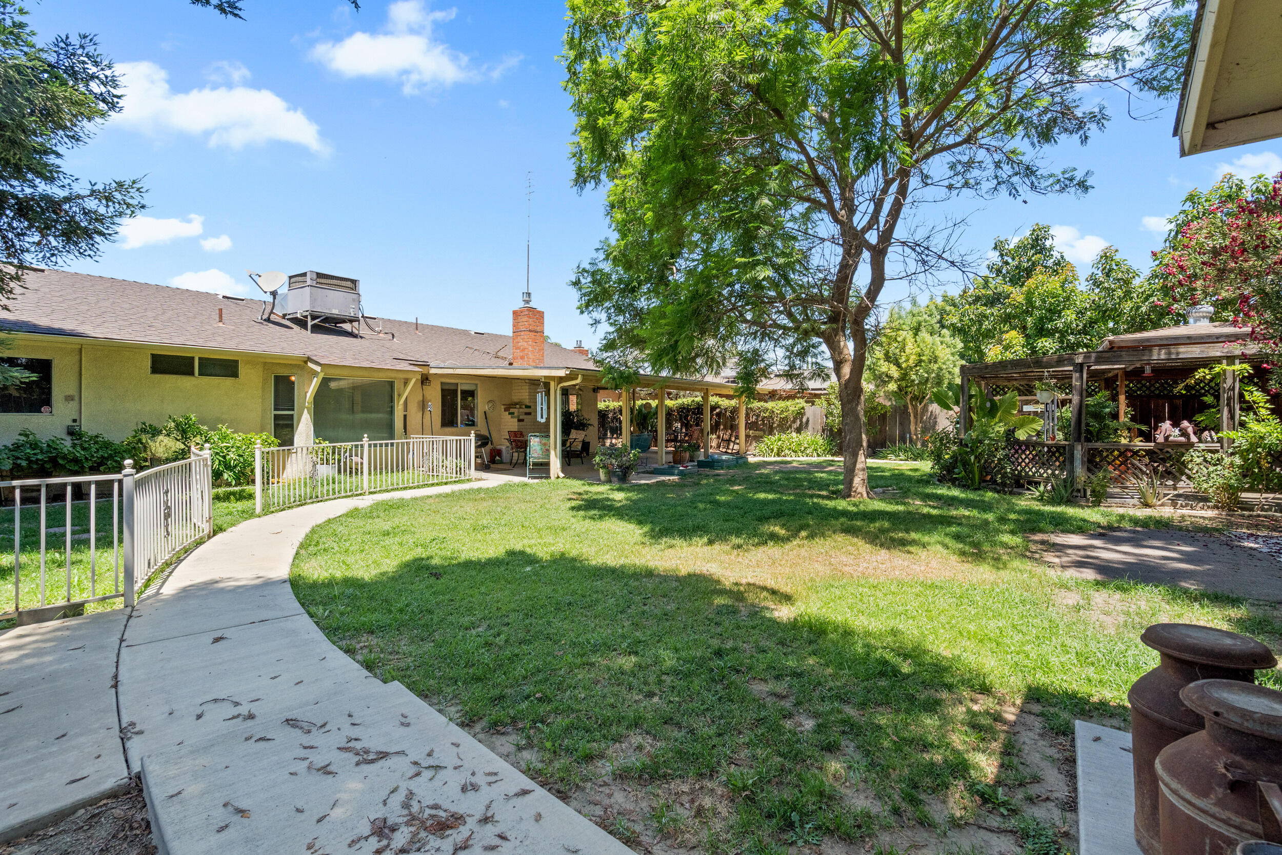 1096 N Beverly St, Porterville, CA 93257