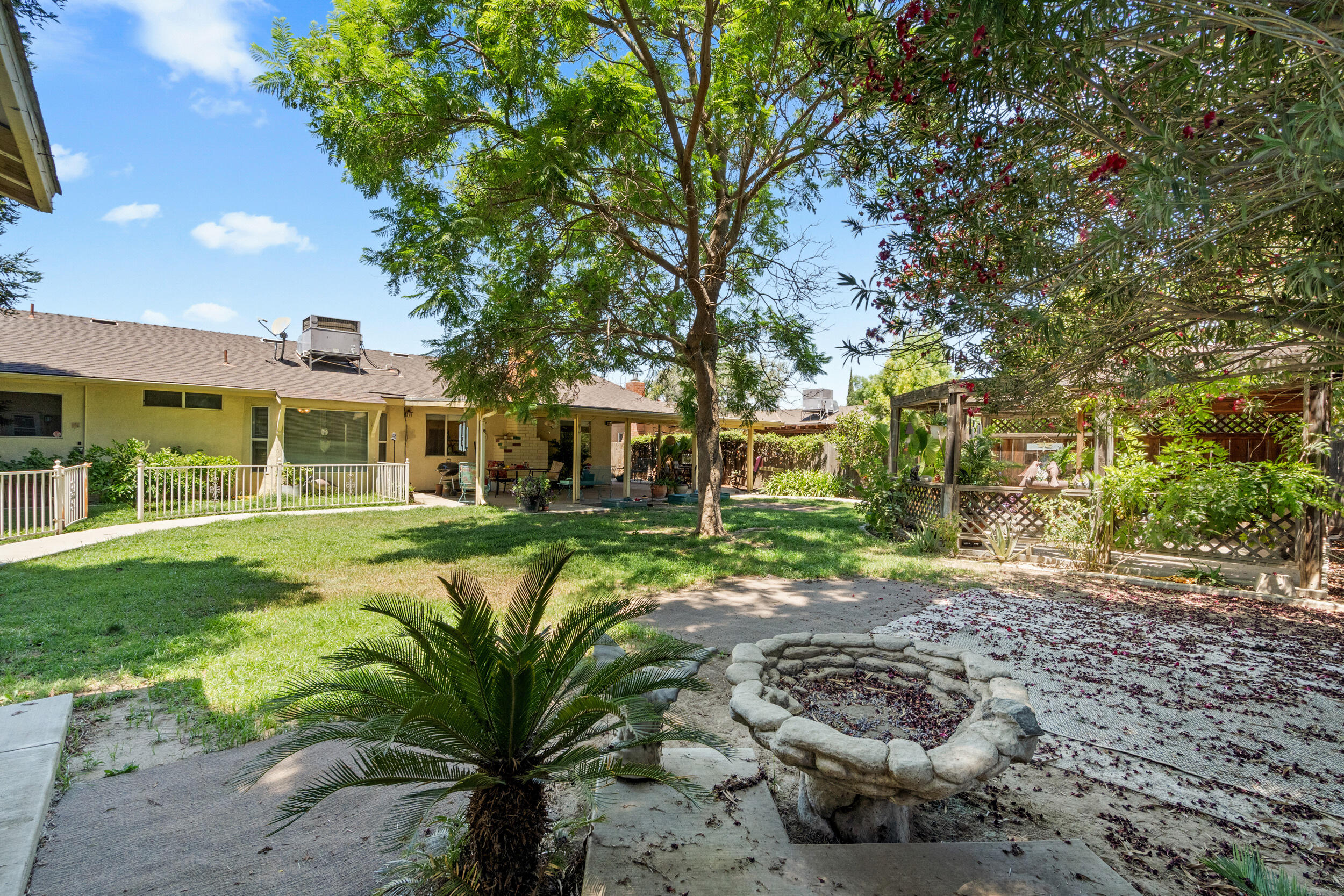 1096 N Beverly St, Porterville, CA 93257