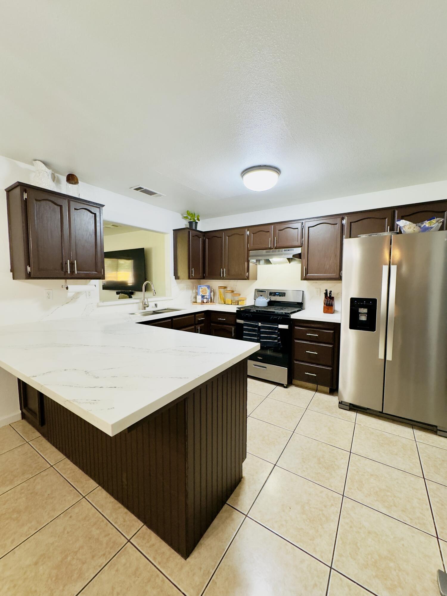 1009 S Elverta St, Visalia, CA 93292