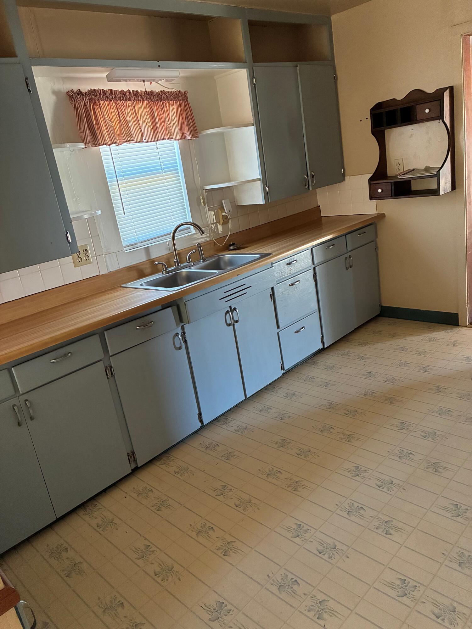 223 S Evans Rd, Tipton, CA 93272