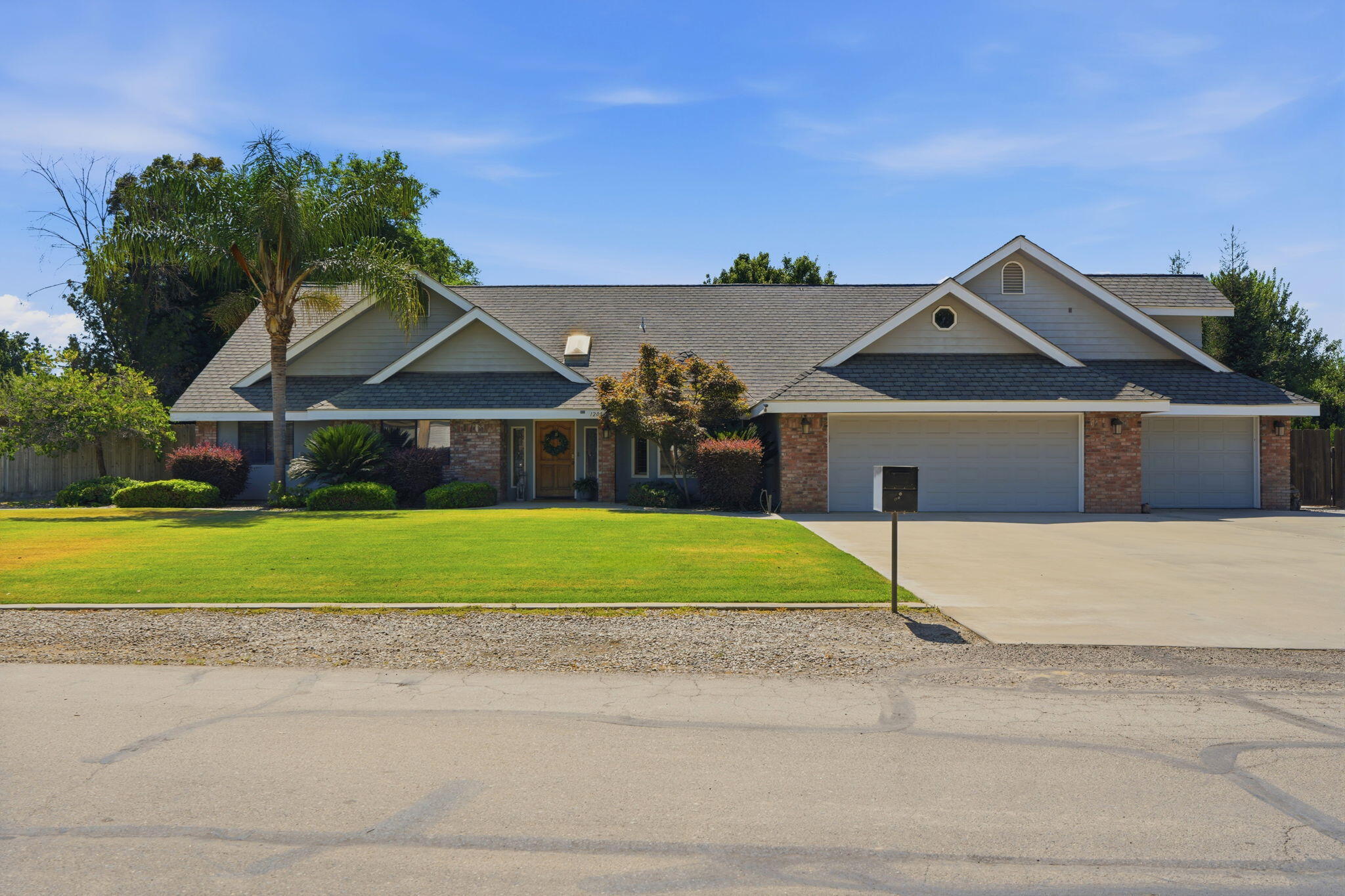 1203 N Tommy Ct, Visalia, CA 93291
