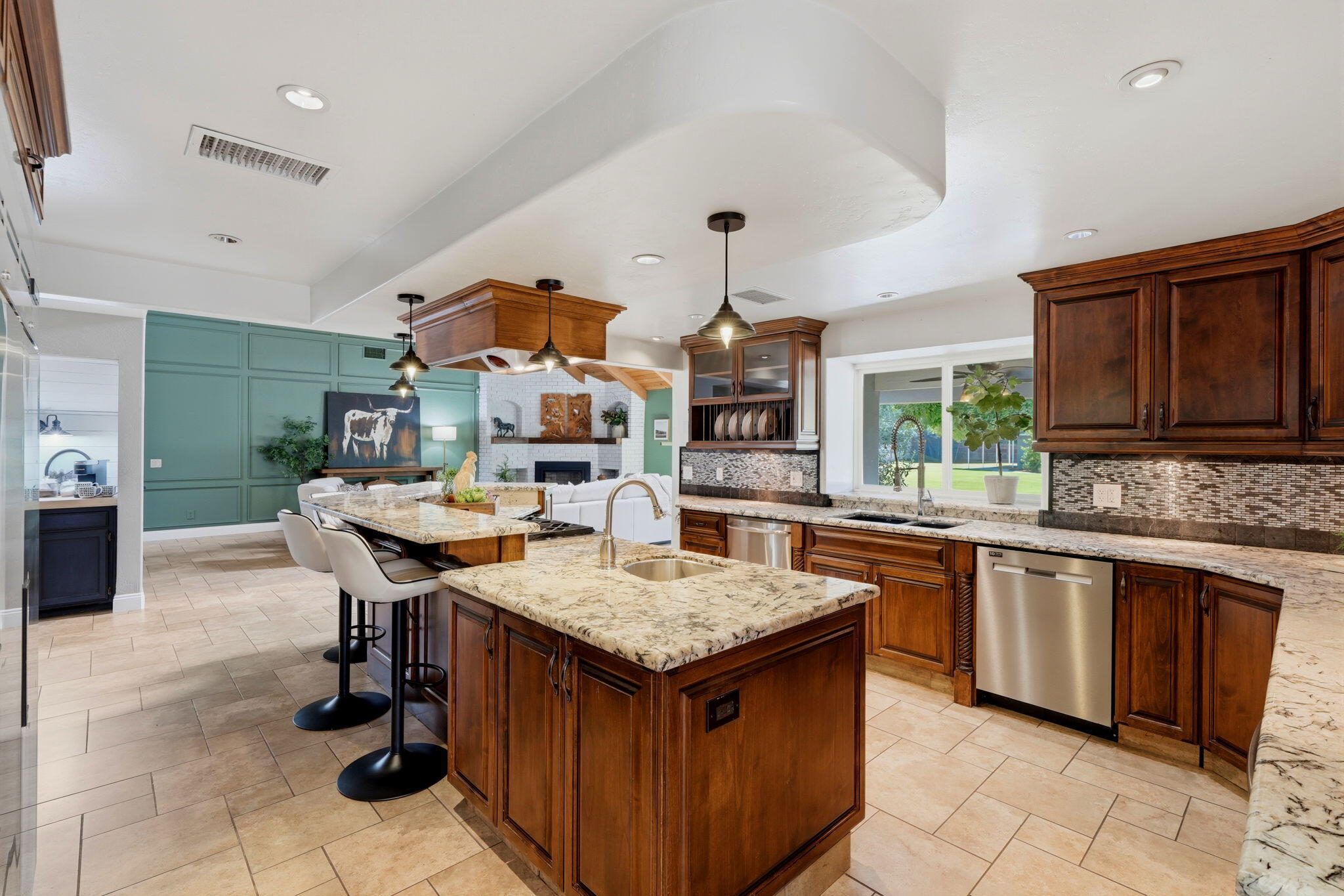 1203 N Tommy Ct, Visalia, CA 93291