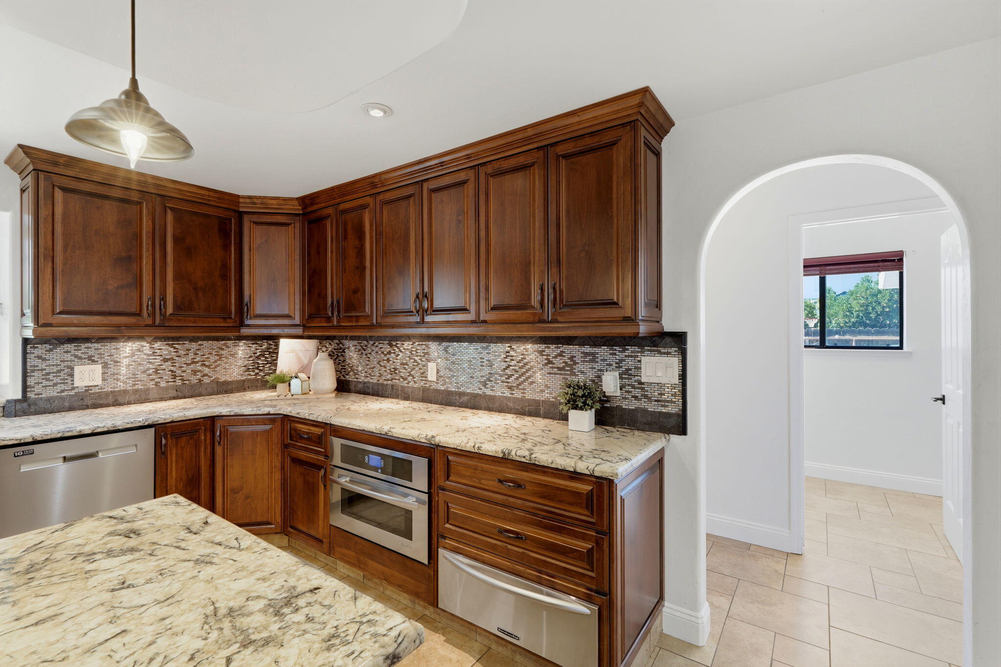 1203 N Tommy Ct, Visalia, CA 93291