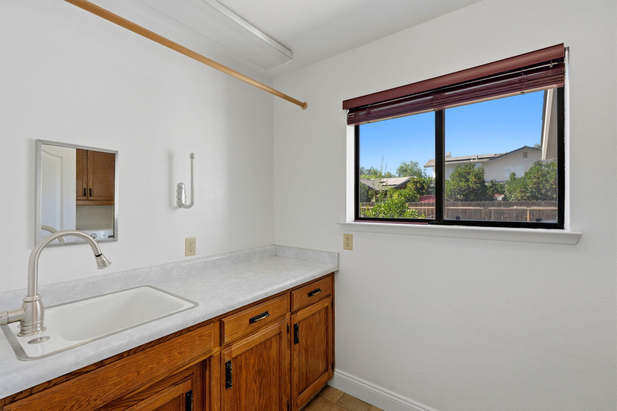 1203 N Tommy Ct, Visalia, CA 93291