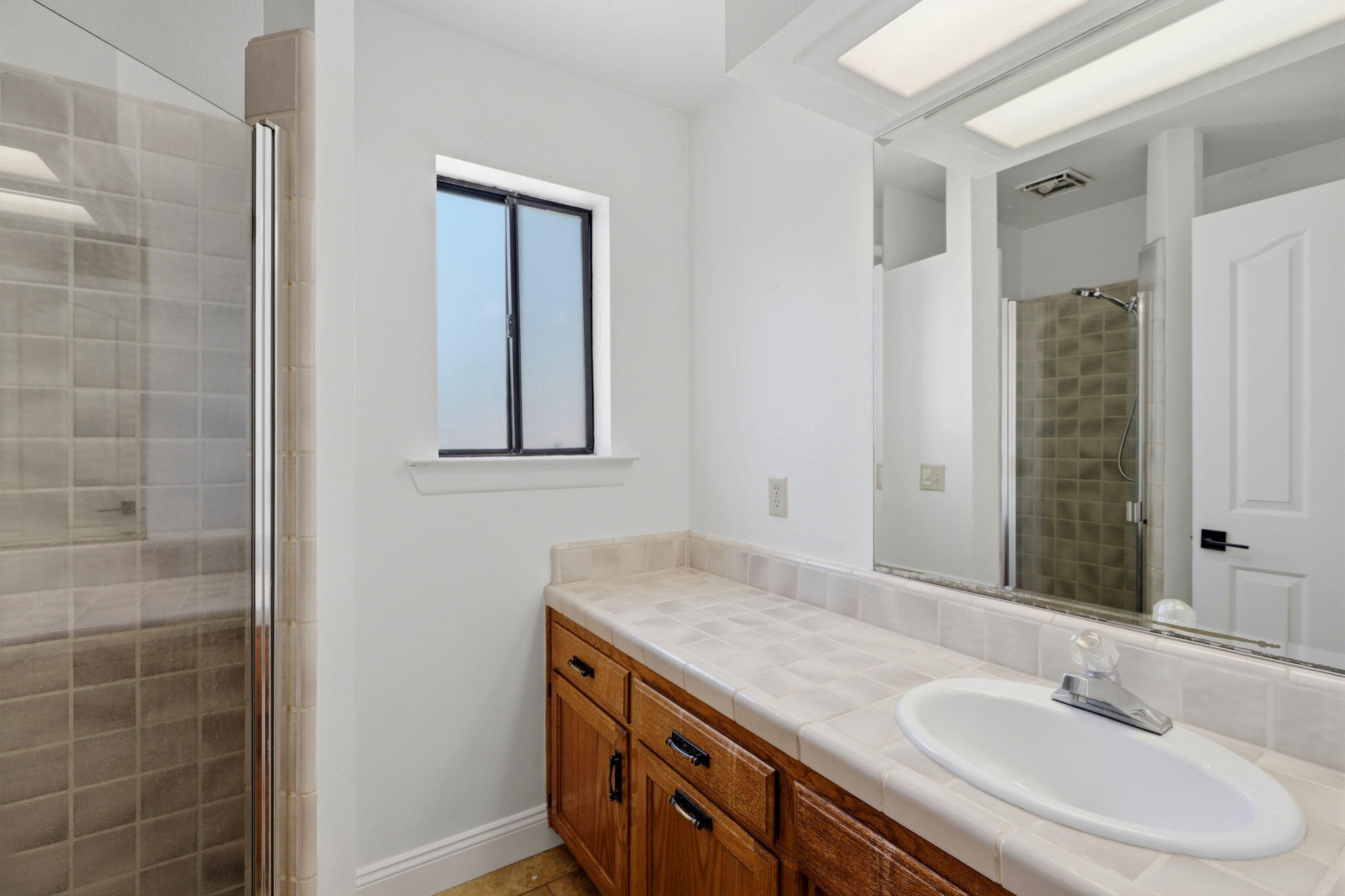 1203 N Tommy Ct, Visalia, CA 93291