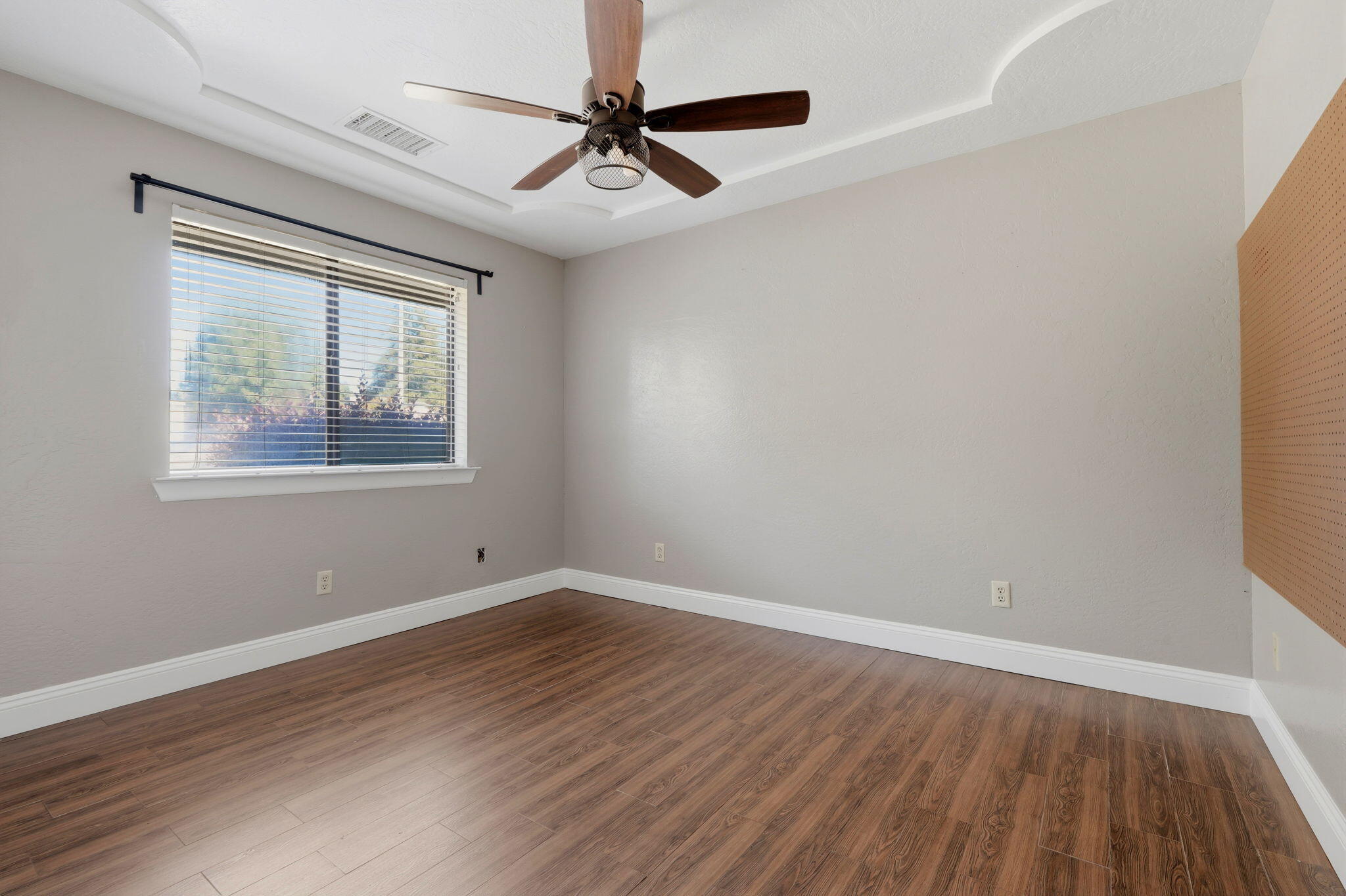 1203 N Tommy Ct, Visalia, CA 93291