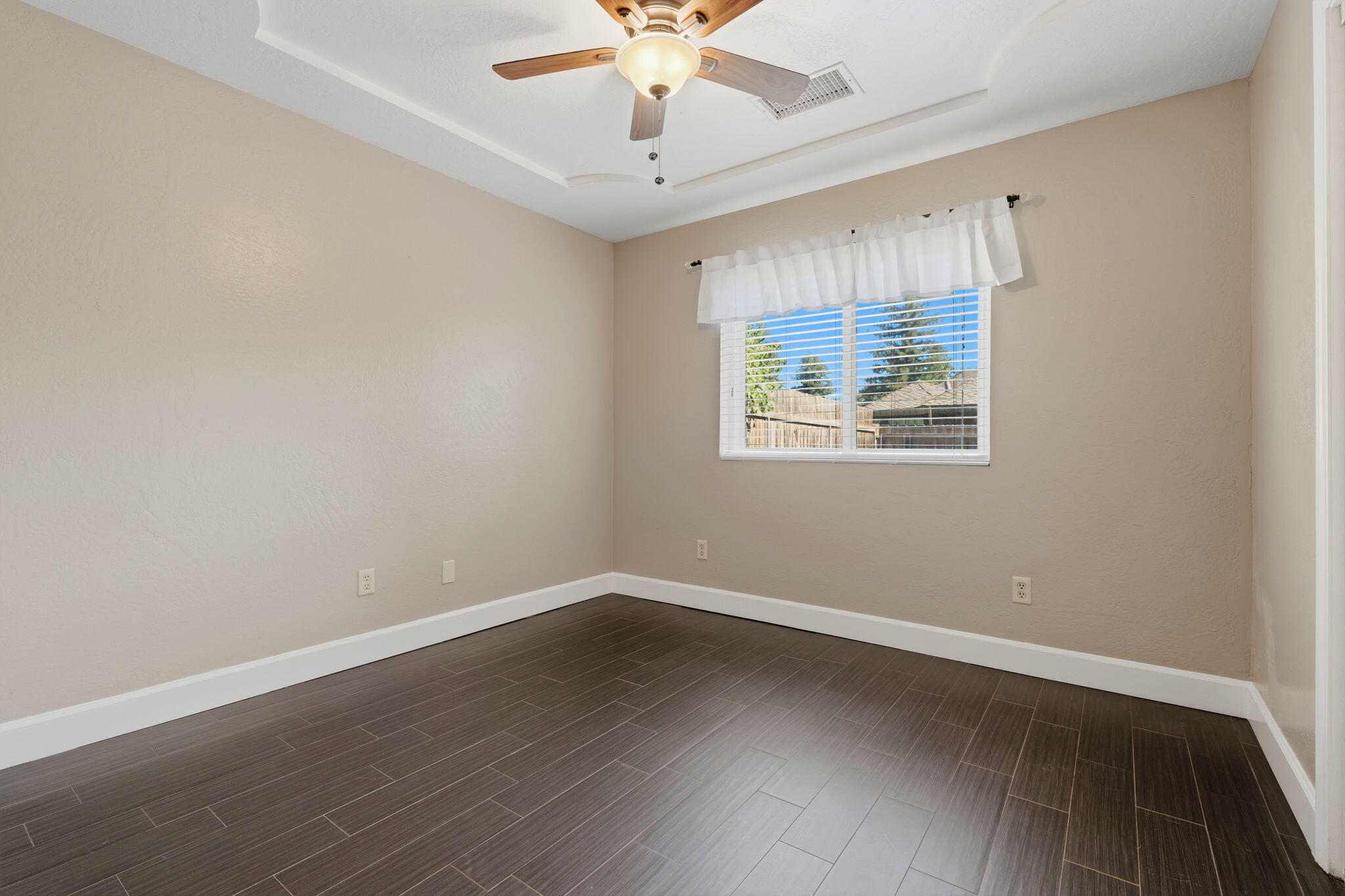 1203 N Tommy Ct, Visalia, CA 93291