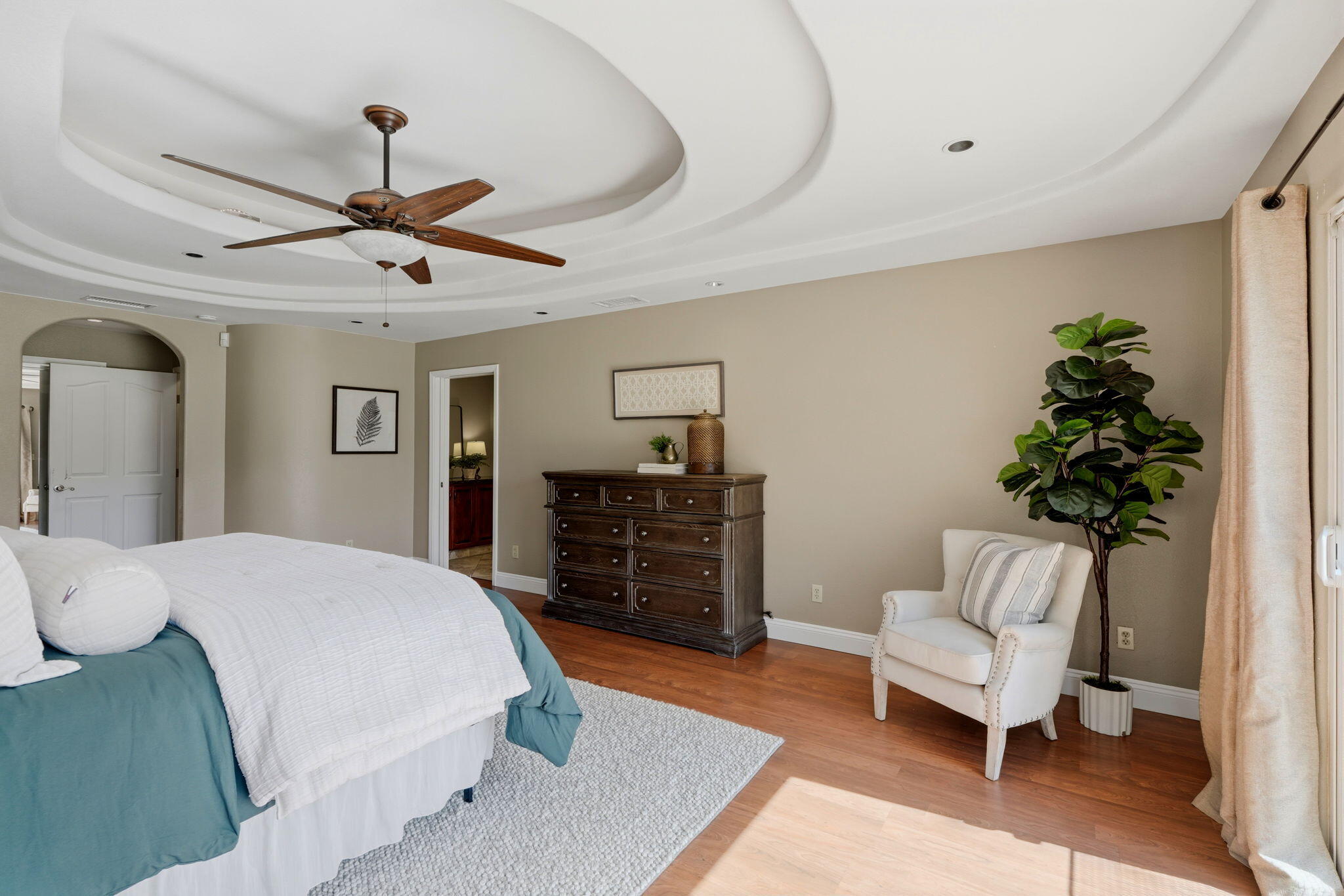 1203 N Tommy Ct, Visalia, CA 93291