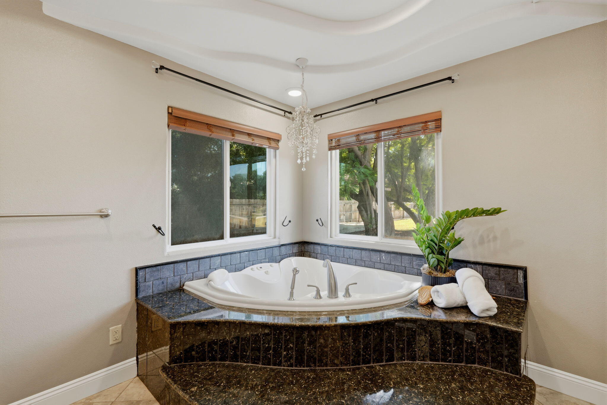 1203 N Tommy Ct, Visalia, CA 93291