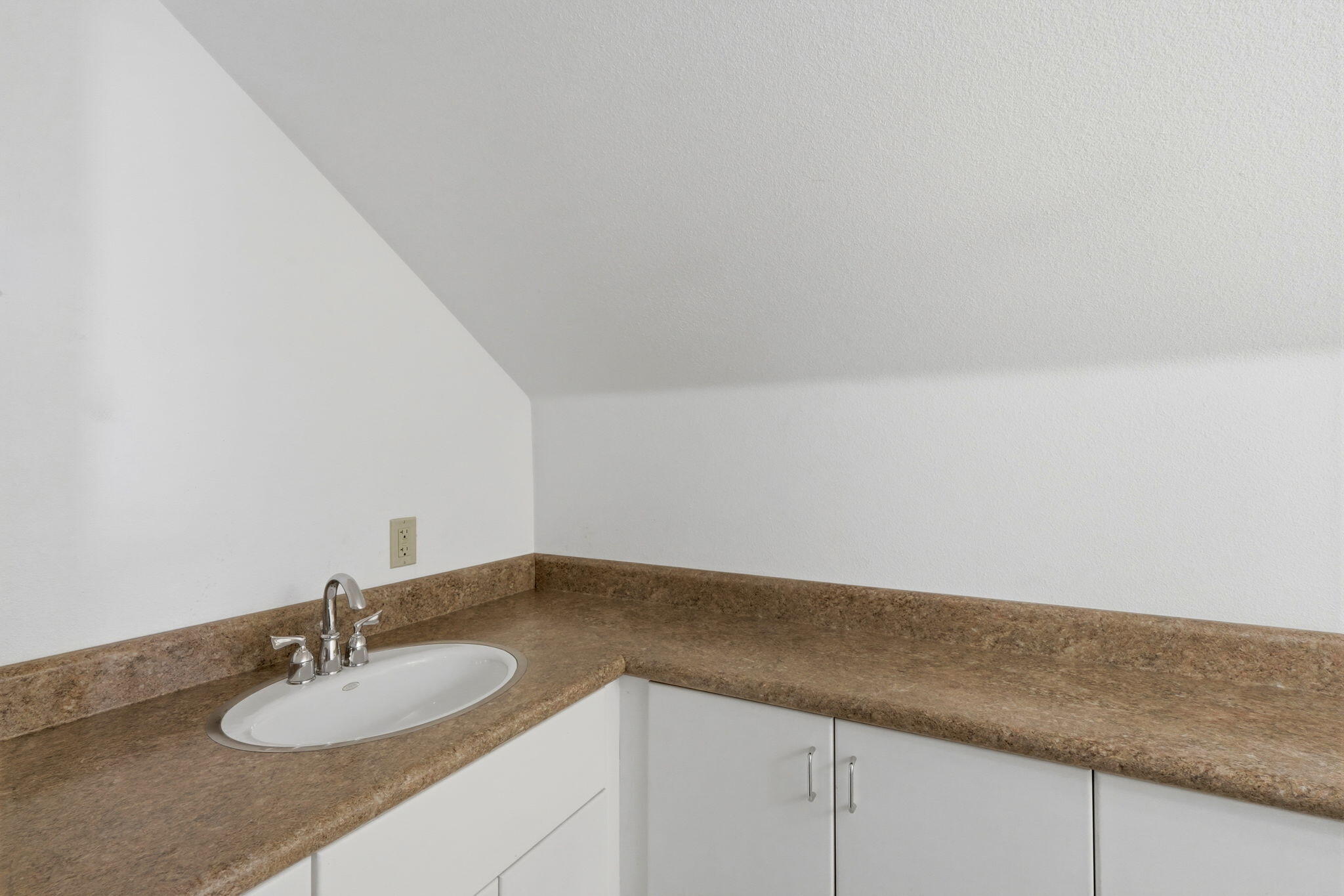 1203 N Tommy Ct, Visalia, CA 93291
