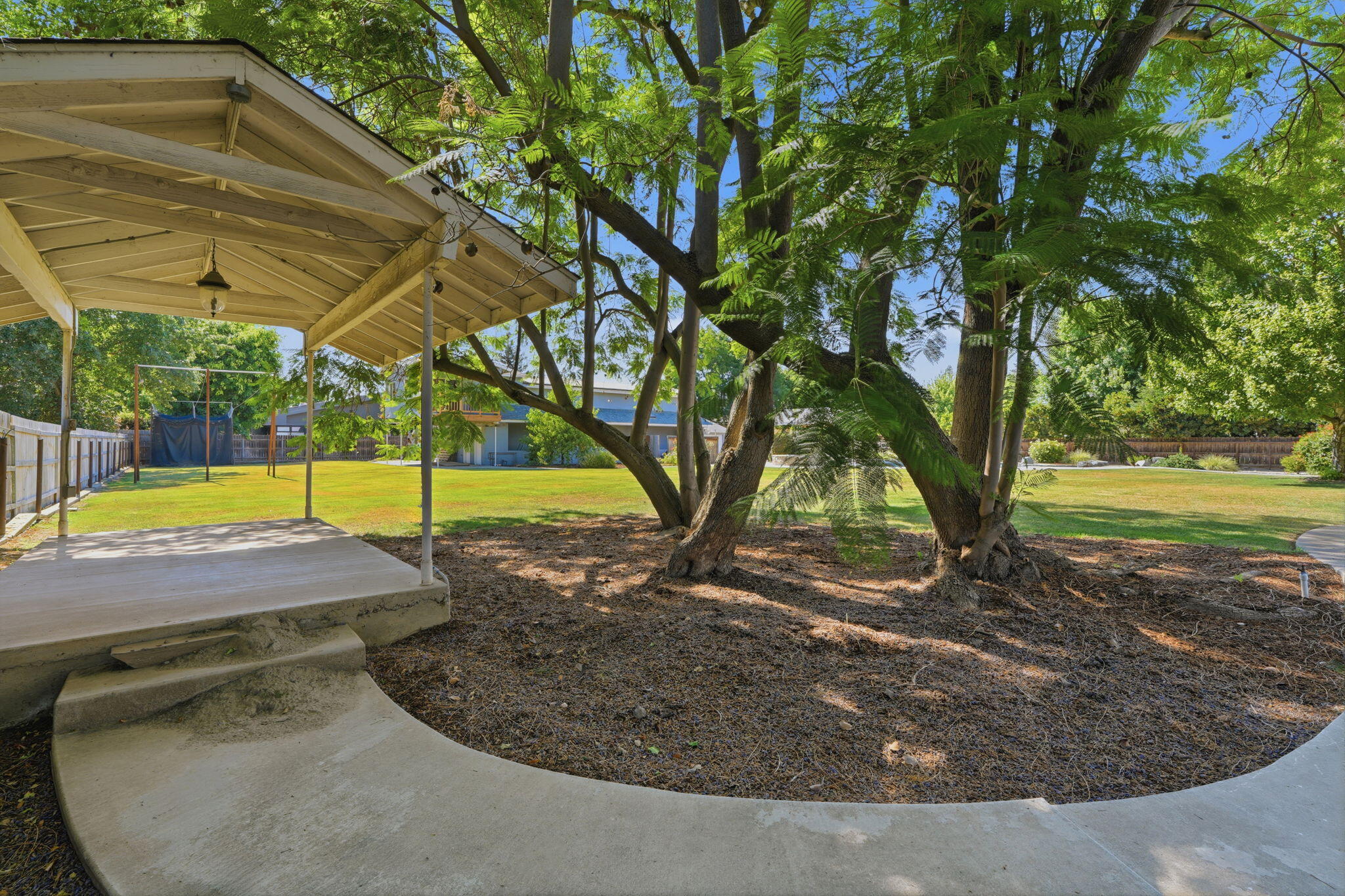 1203 N Tommy Ct, Visalia, CA 93291