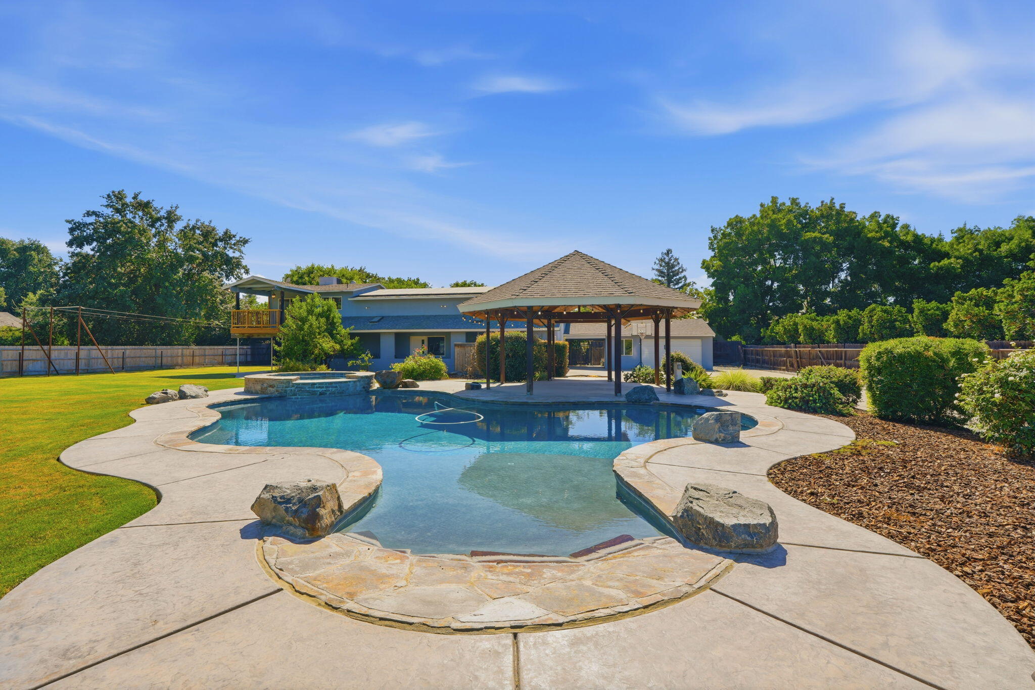 1203 N Tommy Ct, Visalia, CA 93291