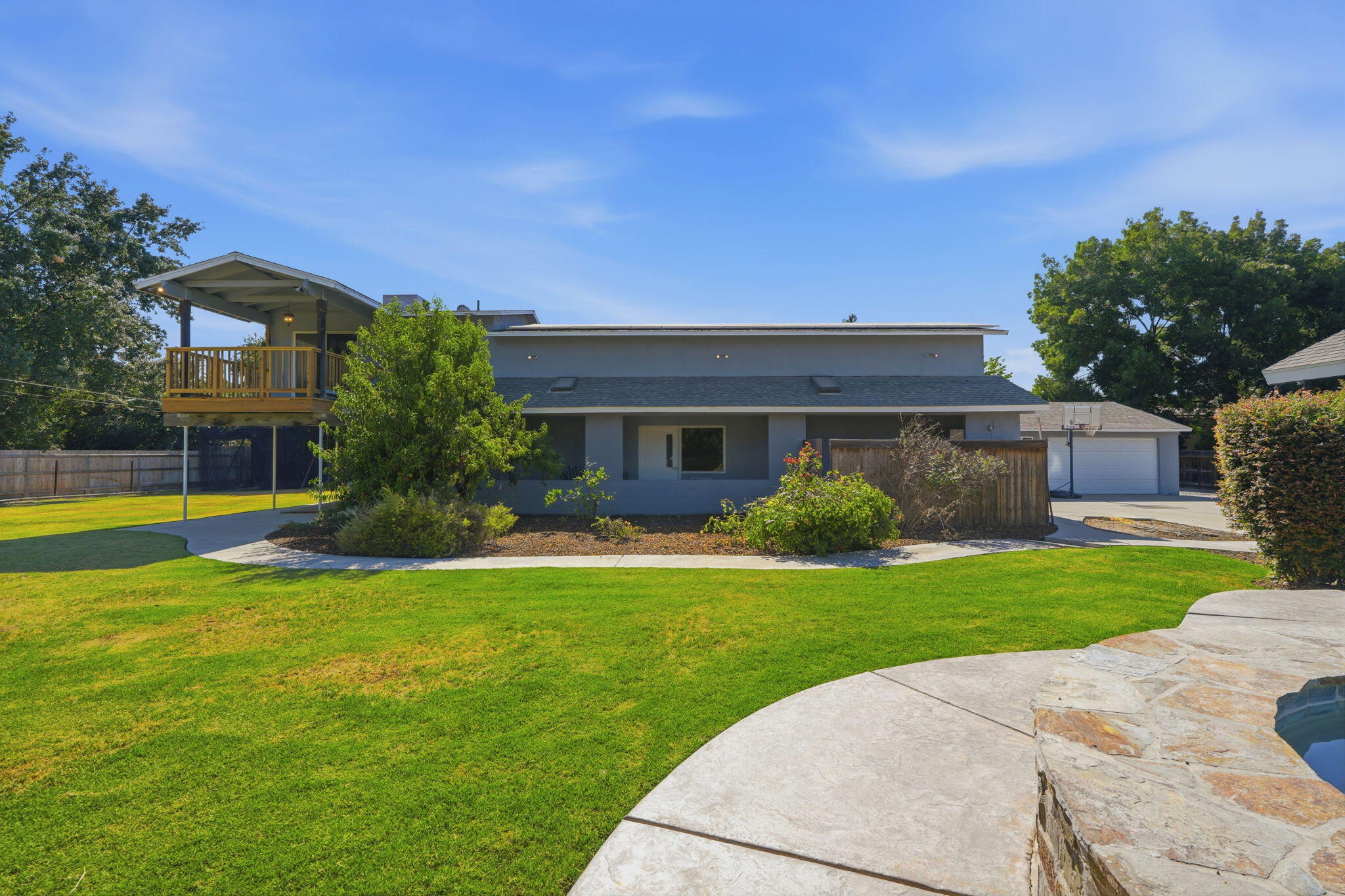 1203 N Tommy Ct, Visalia, CA 93291