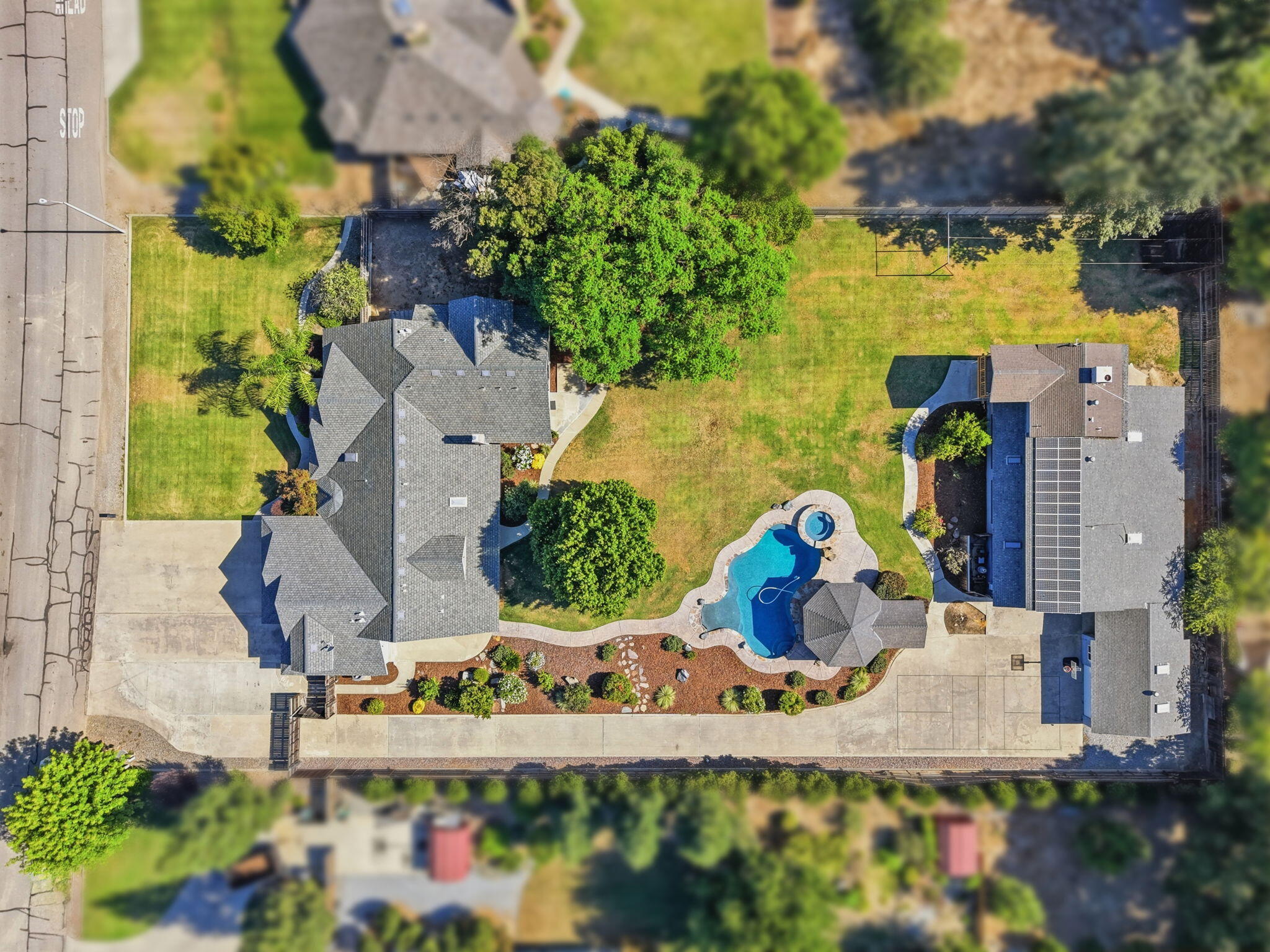 1203 N Tommy Ct, Visalia, CA 93291