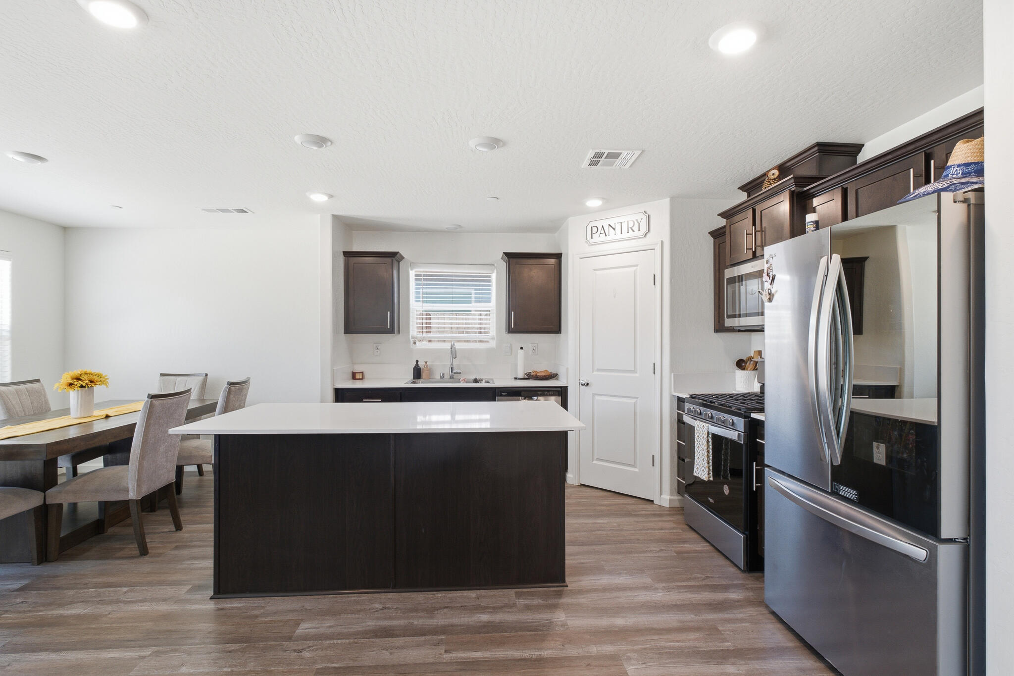 1018 E Elkhorn Ave, Visalia, CA 93292