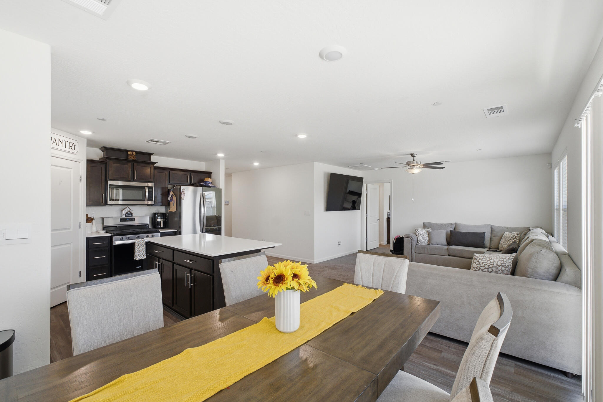 1018 E Elkhorn Ave, Visalia, CA 93292
