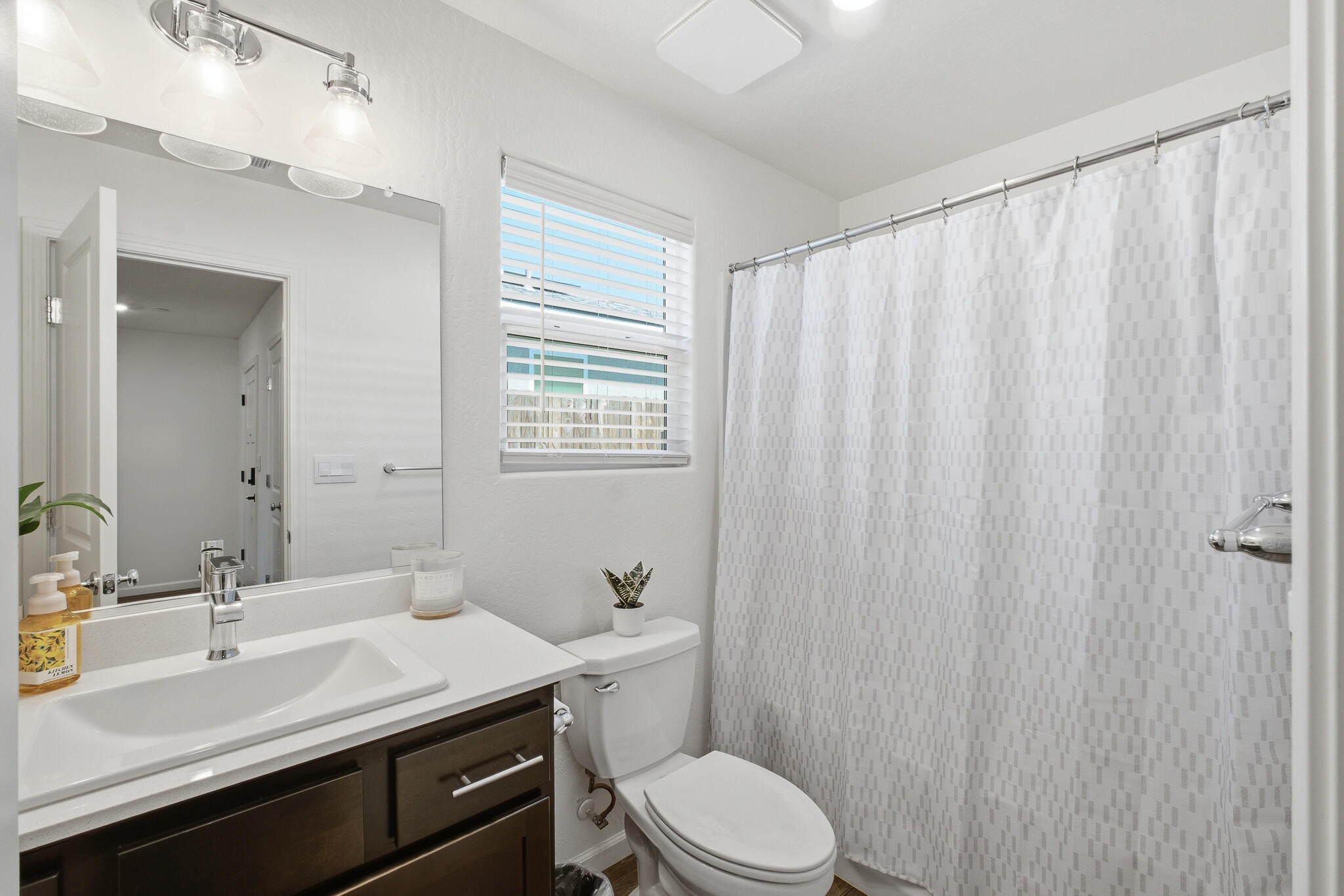 1018 E Elkhorn Ave, Visalia, CA 93292