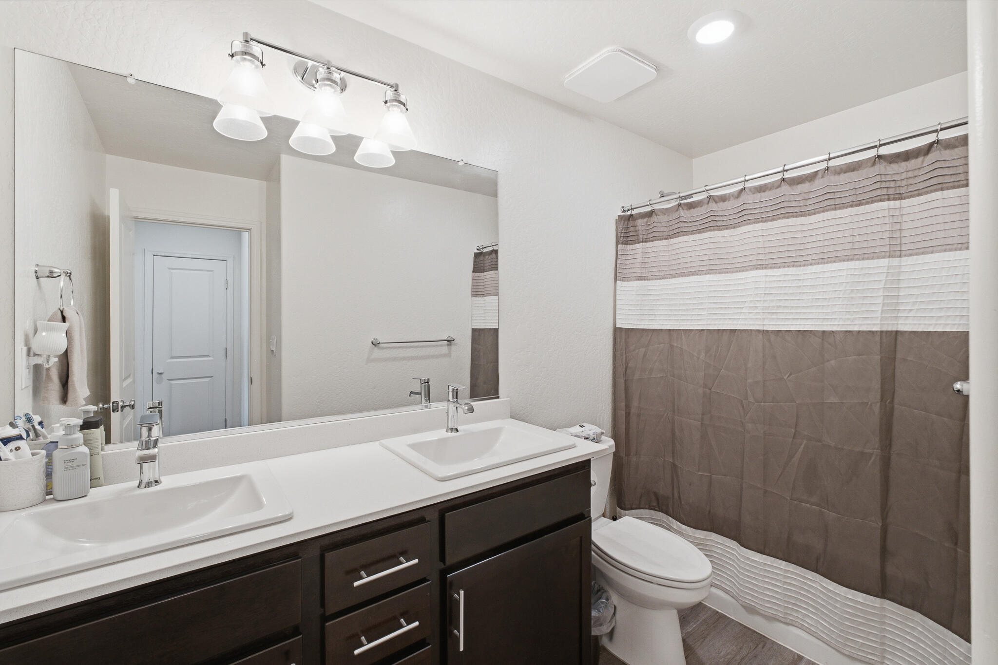 1018 E Elkhorn Ave, Visalia, CA 93292