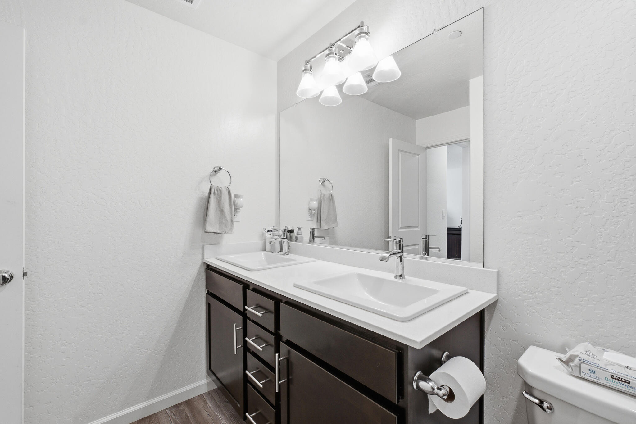 1018 E Elkhorn Ave, Visalia, CA 93292
