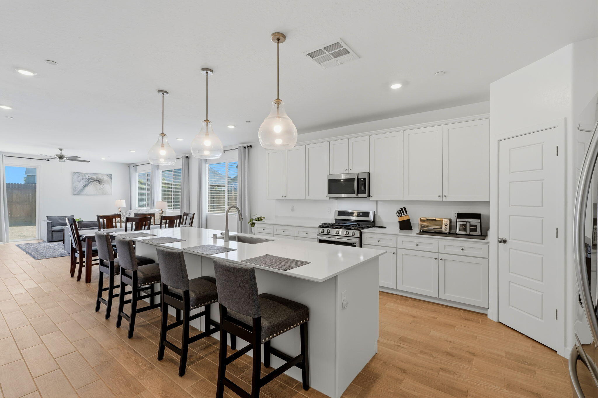 530 Baylor Dr, Lemoore, CA 93245