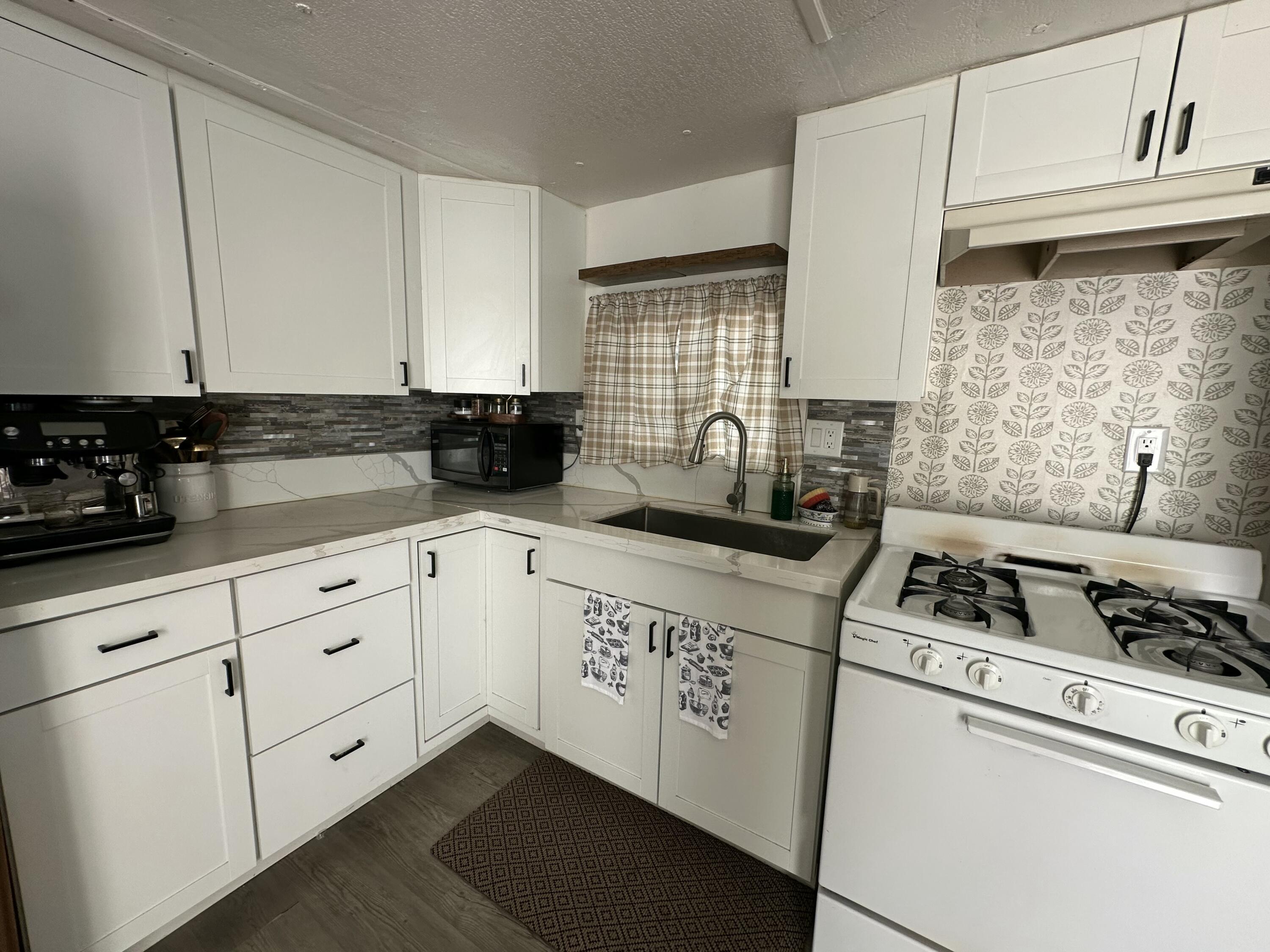 560 W Pleasant Ave #8, Tulare, CA 93274