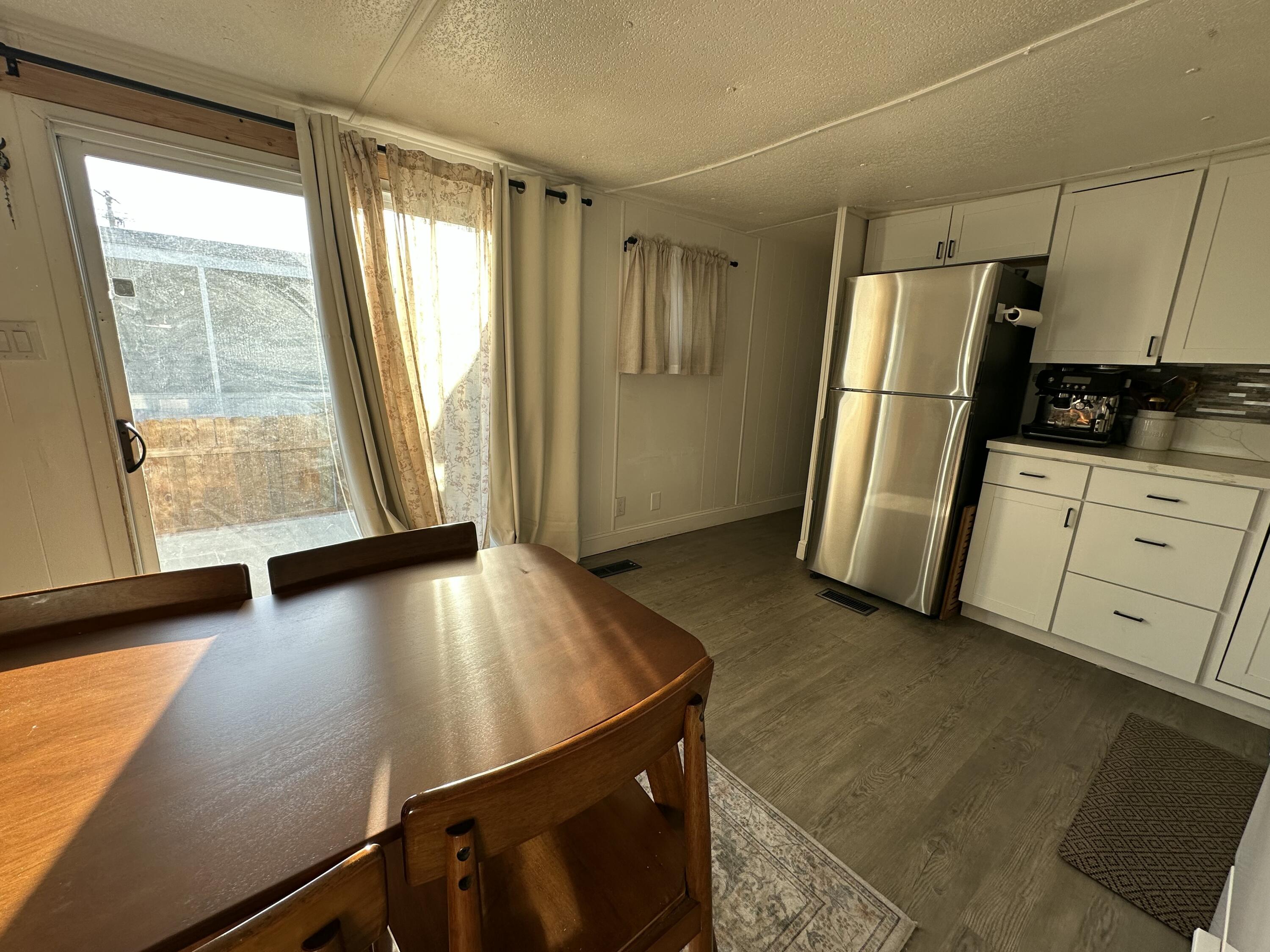 560 W Pleasant Ave #8, Tulare, CA 93274