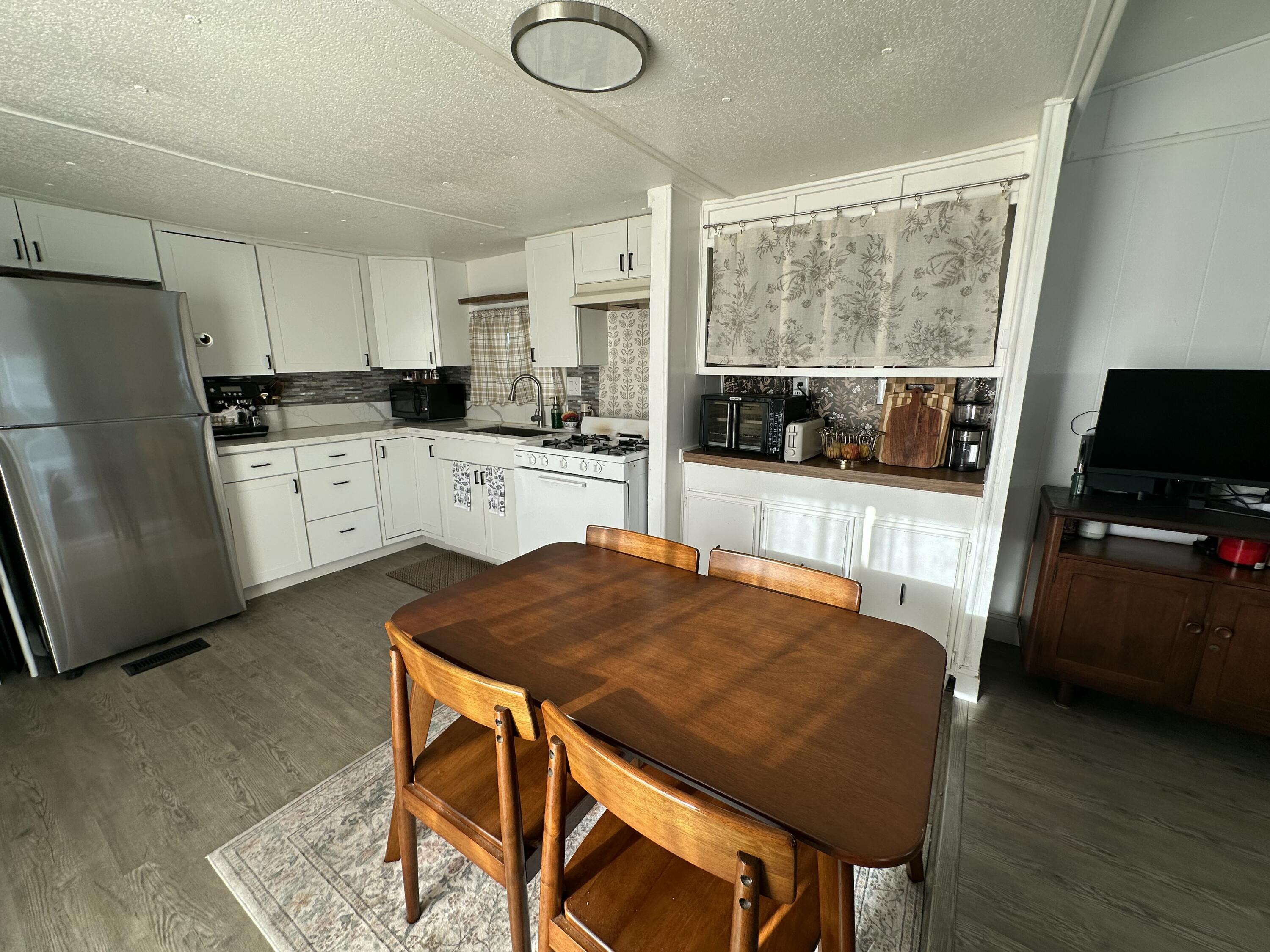 560 W Pleasant Ave #8, Tulare, CA 93274