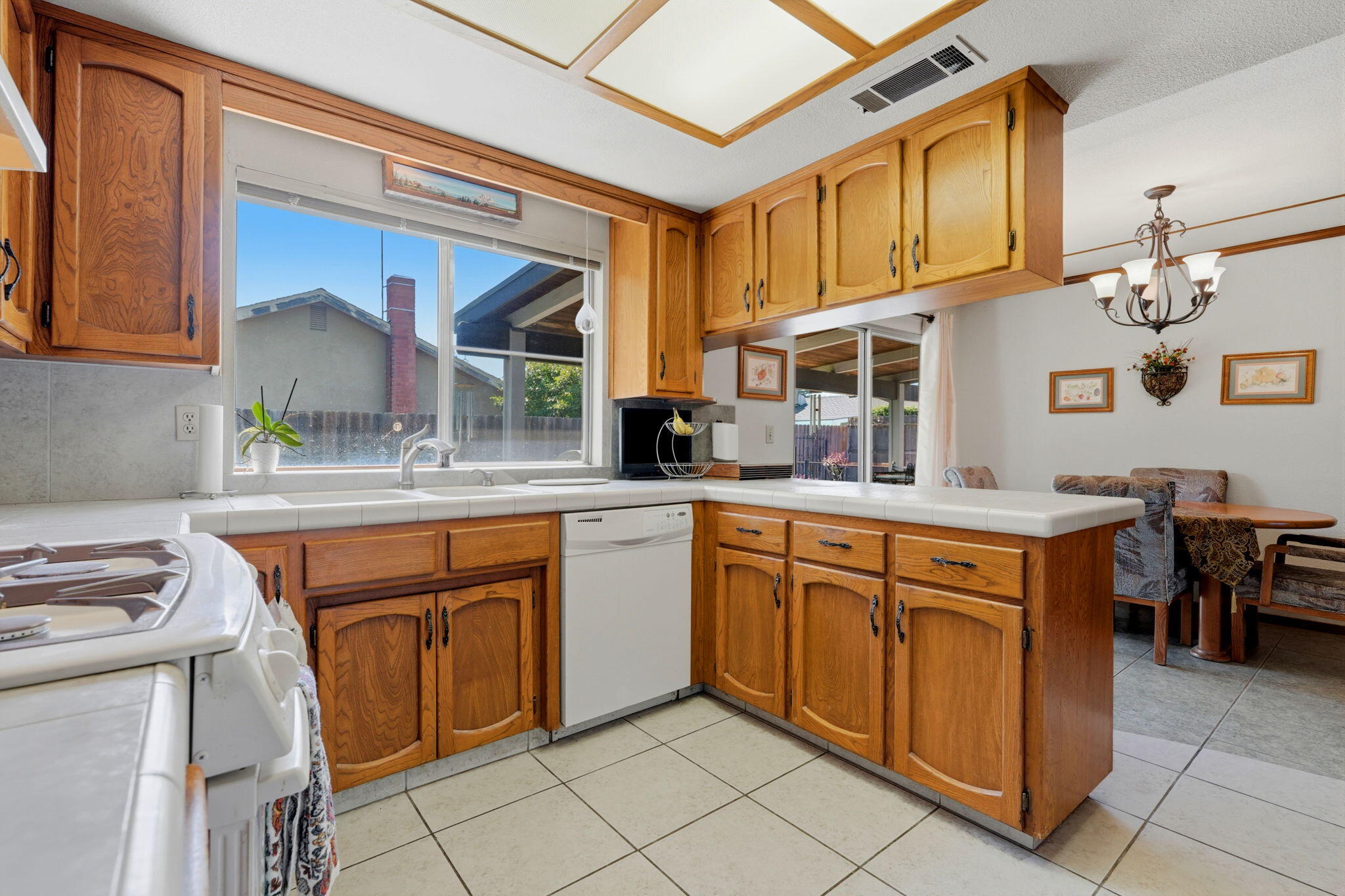 2816 S Memory St, Visalia, CA 93277