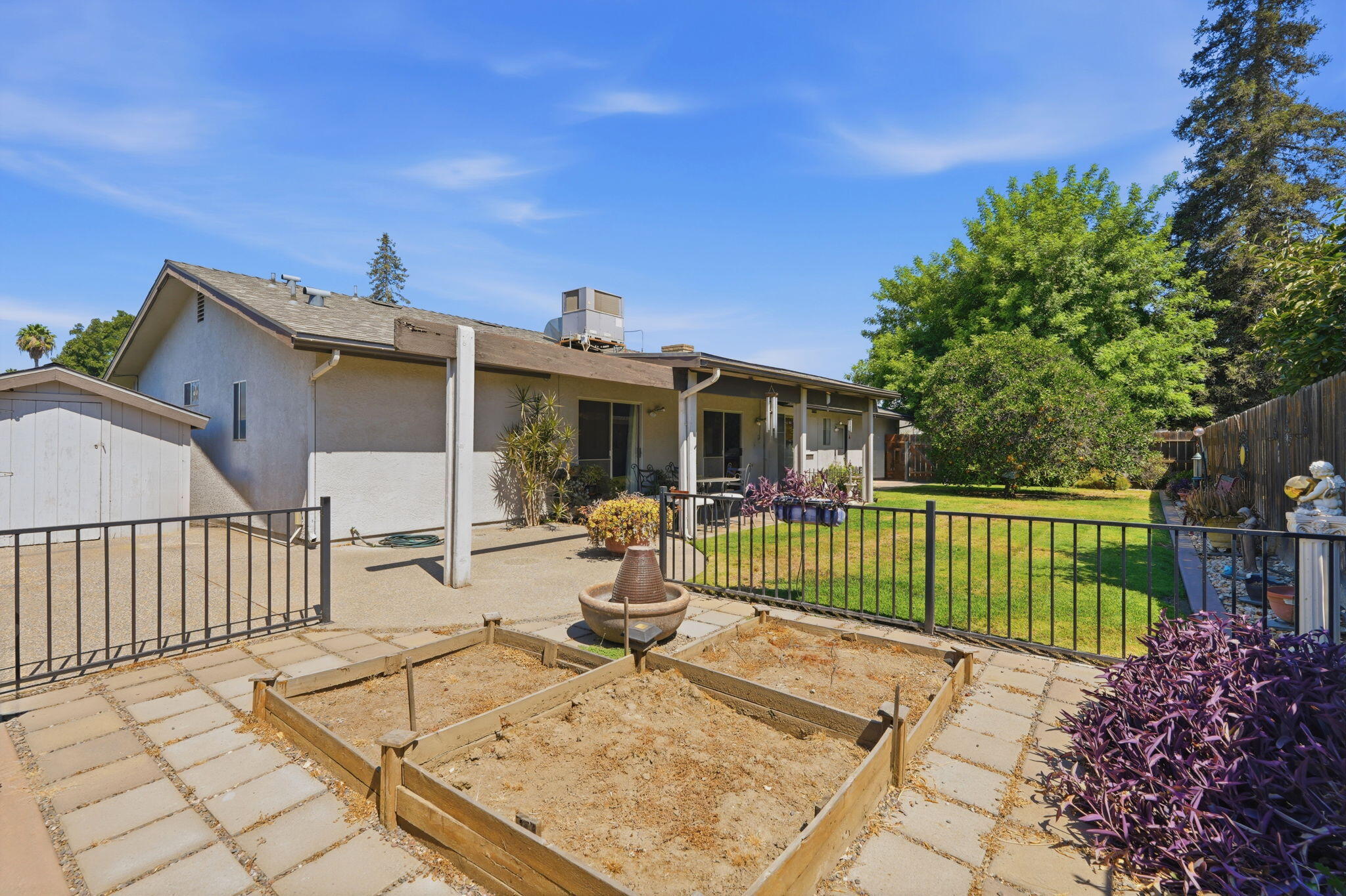 2816 S Memory St, Visalia, CA 93277